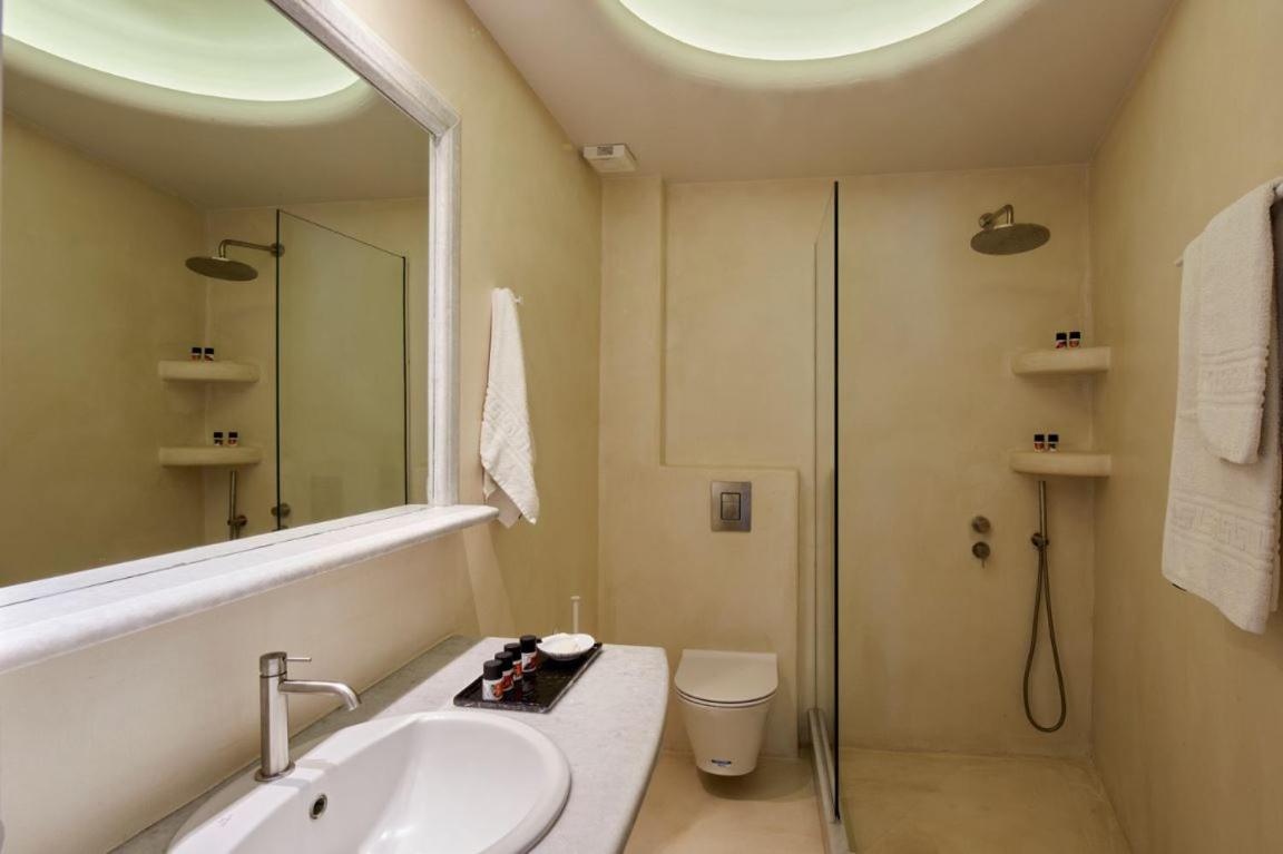 Standard Suite with Pool View - Photo 8