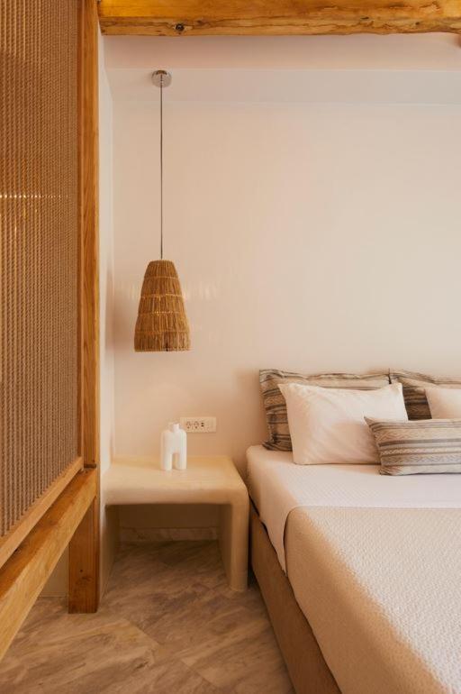 Standard Suite with Pool View - Photo 11
