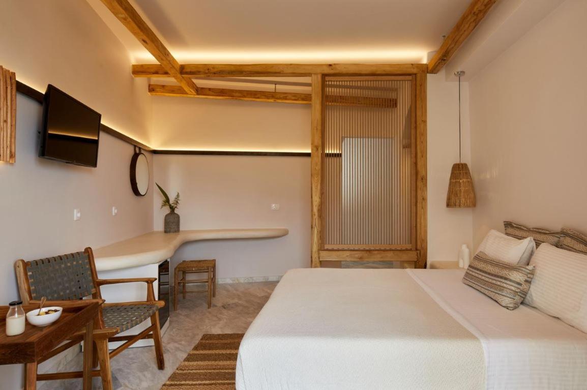Standard Suite with Pool View - Photo 9