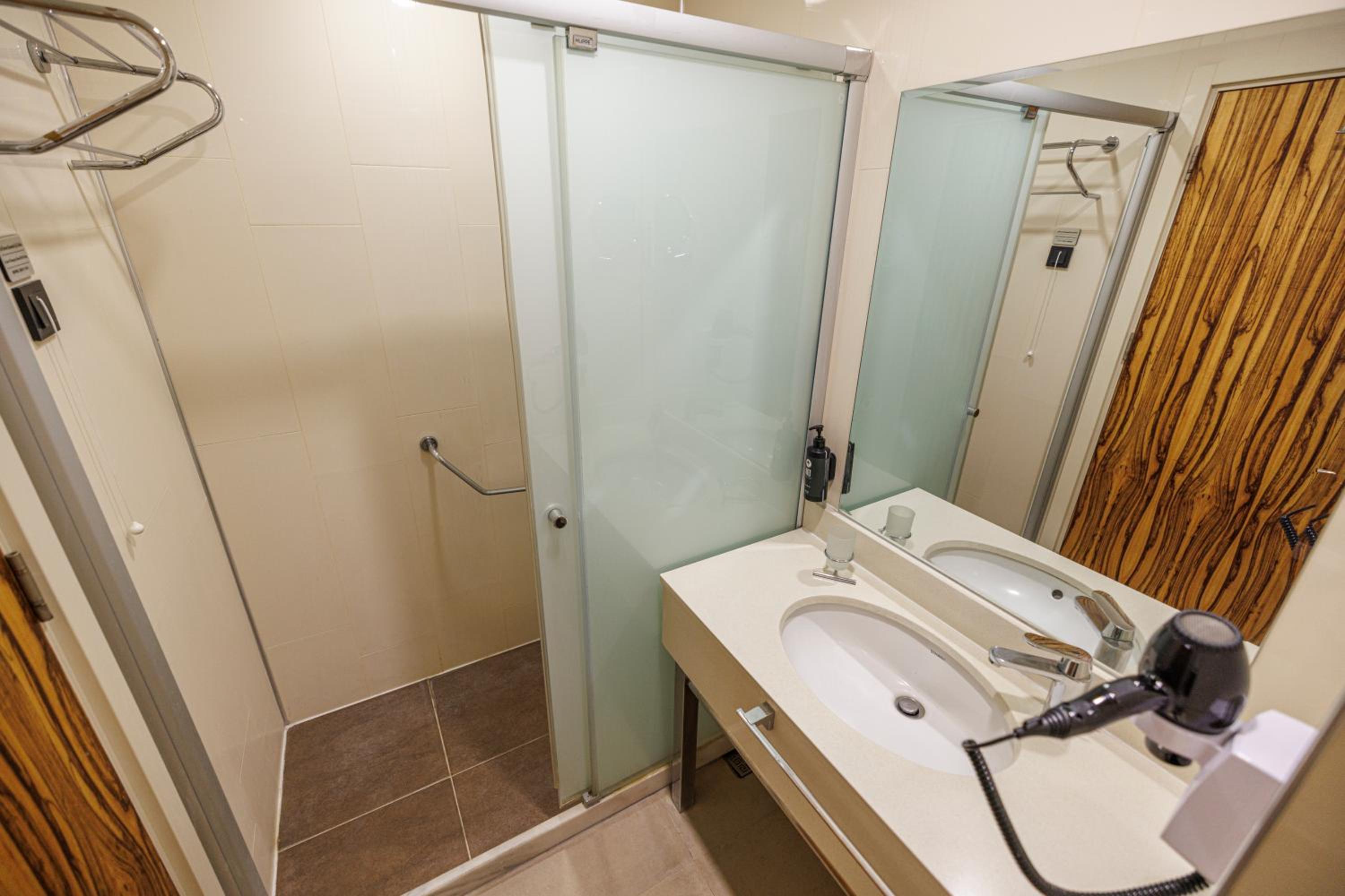 Queen Junior Suite - Non-Smoking - Photo 4