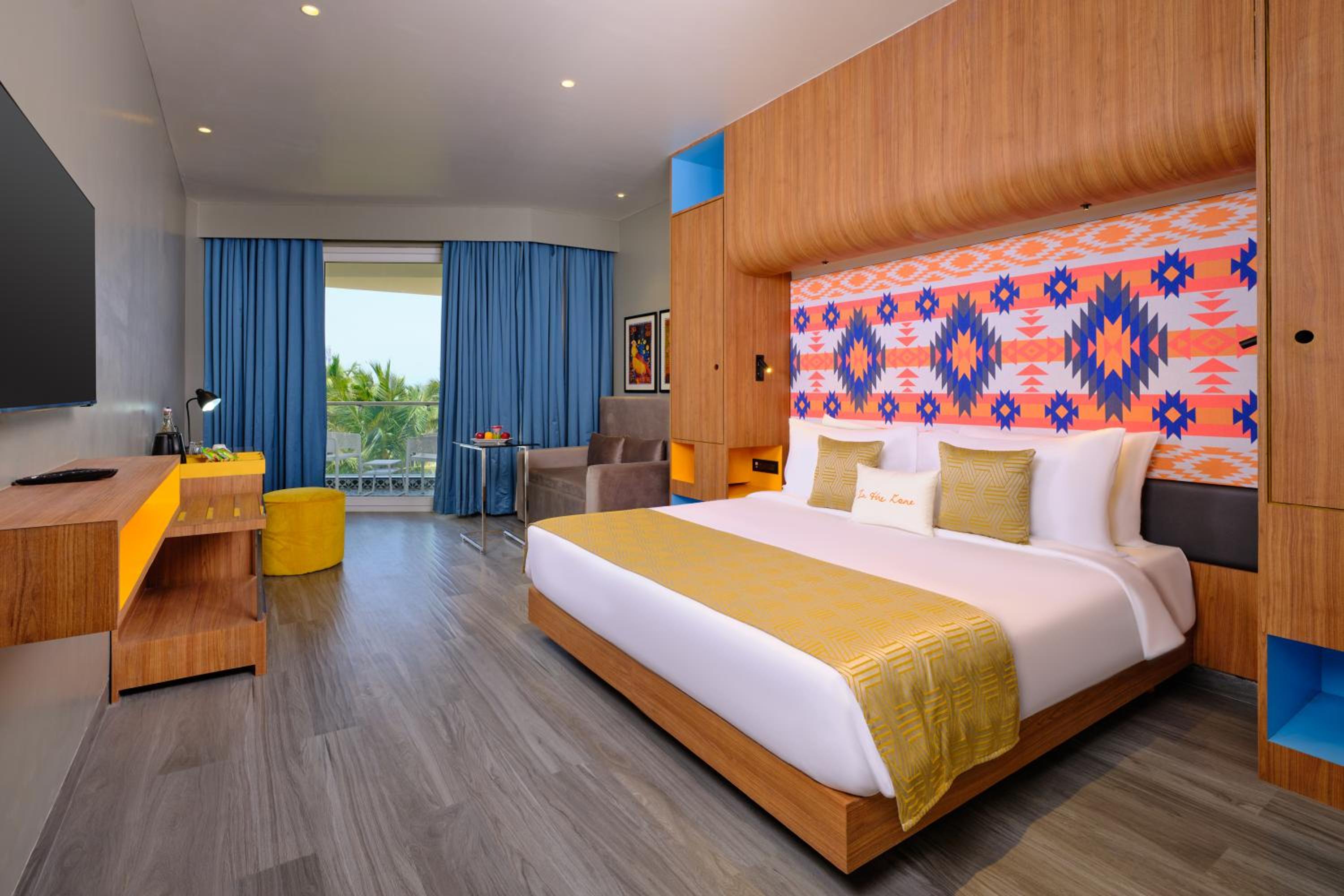 Deluxe Double Room (2 Adults + 1 Child)  (with 15% discount on Laundry Service,Welcome drink upon arrival,Happy Hours 11 am to 11 pm,Upgrade to deluxe/premium category,surprise gift upon check out and dinner with mocktail/beer for couple during the day) - Photo 1