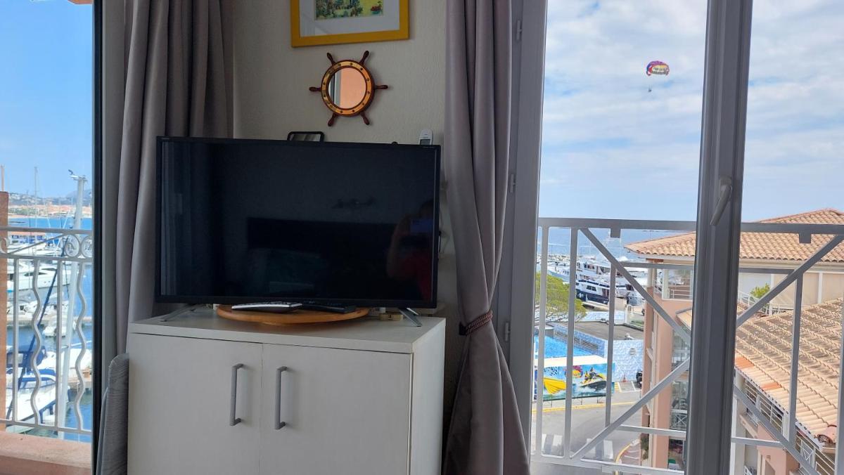 Studio Apartment with Sea View photo 3