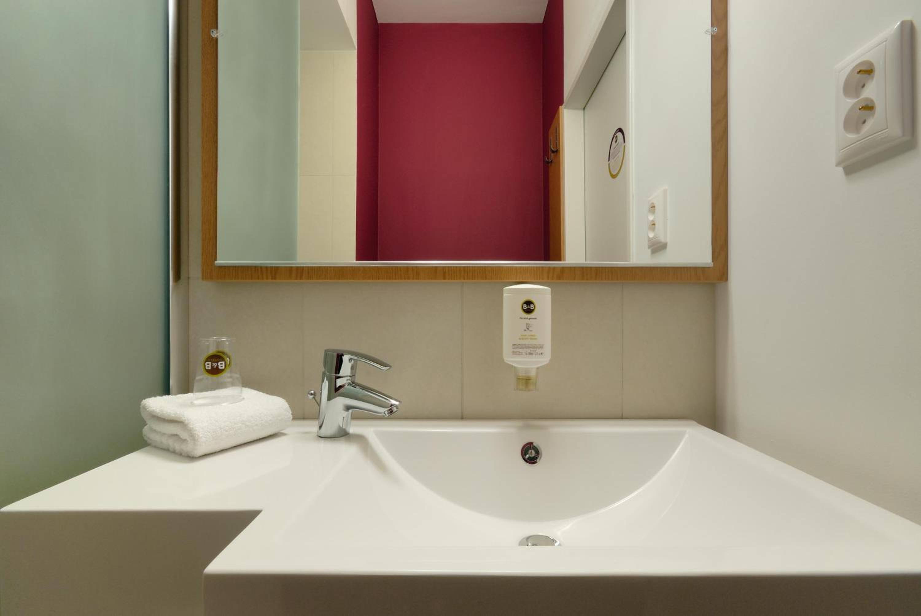 Double Room - Non-Smoking thumbnail 5