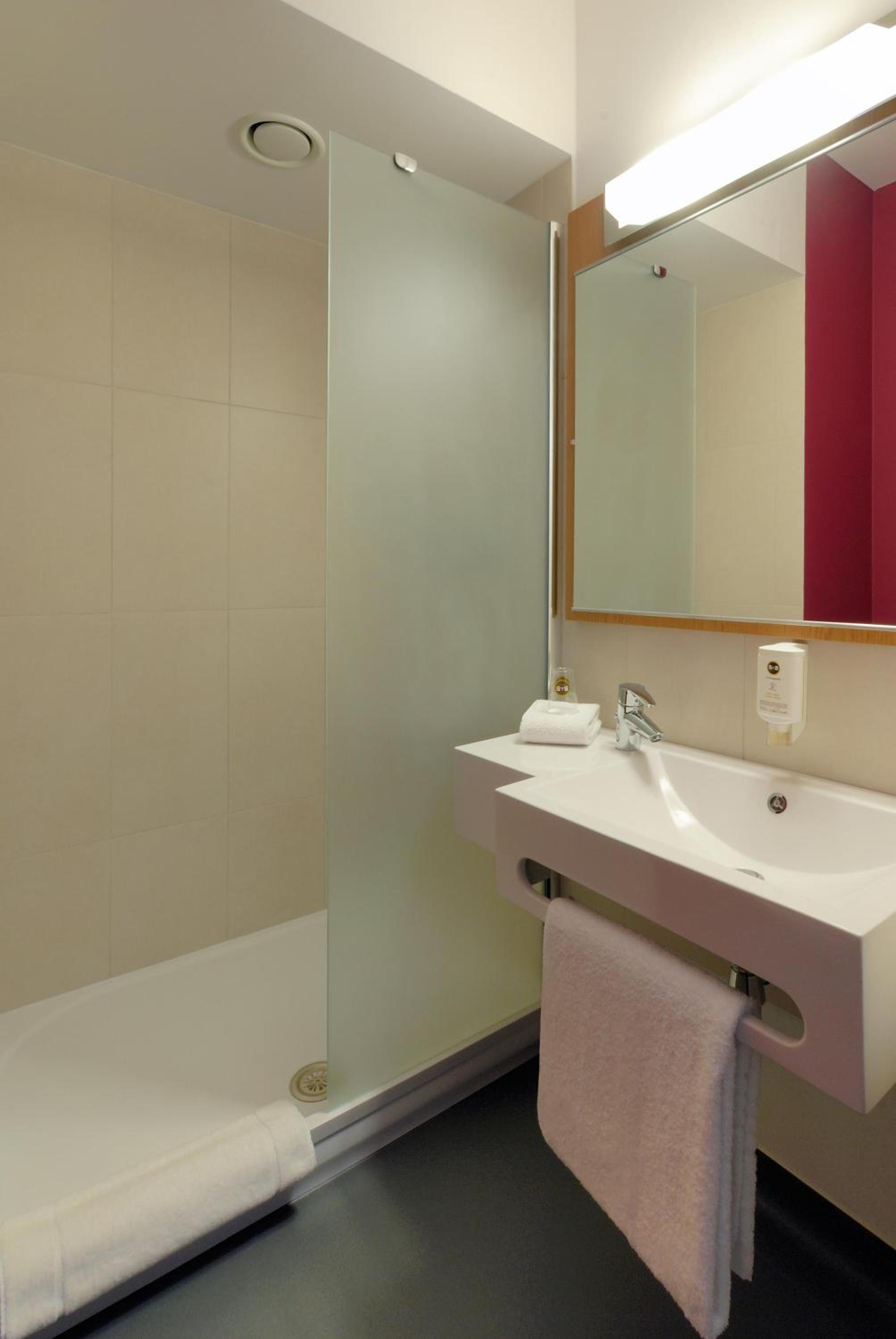 Double Room - Non-Smoking thumbnail 6