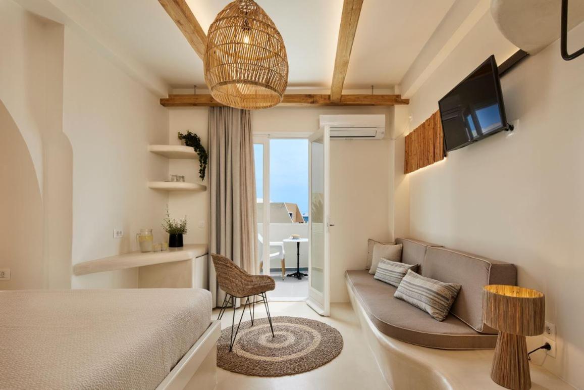 Standard Suite with Pool View - Photo 7