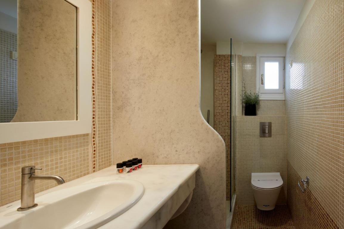 Standard Suite with Pool View - Photo 6