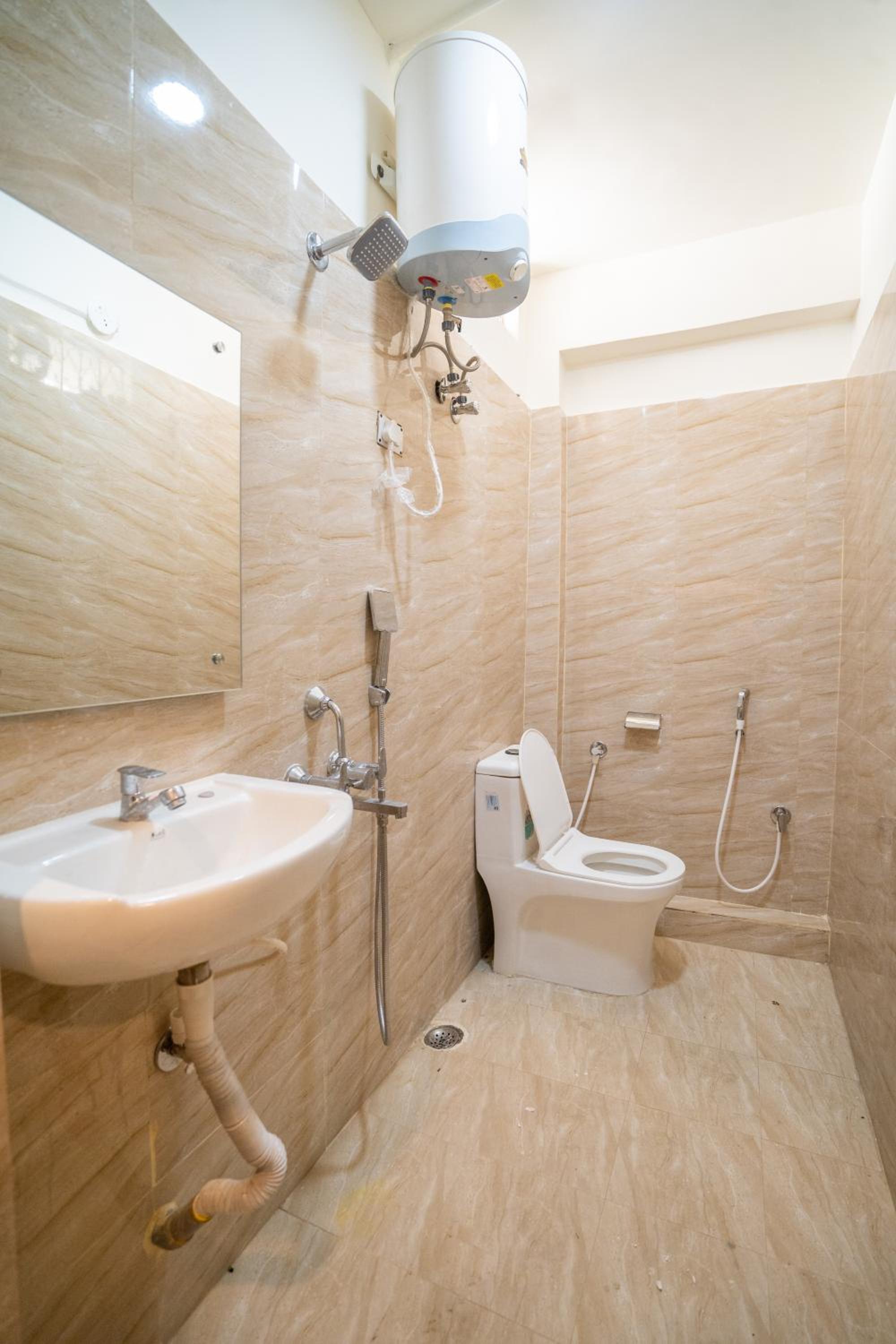 Deluxe King Room - Photo 8