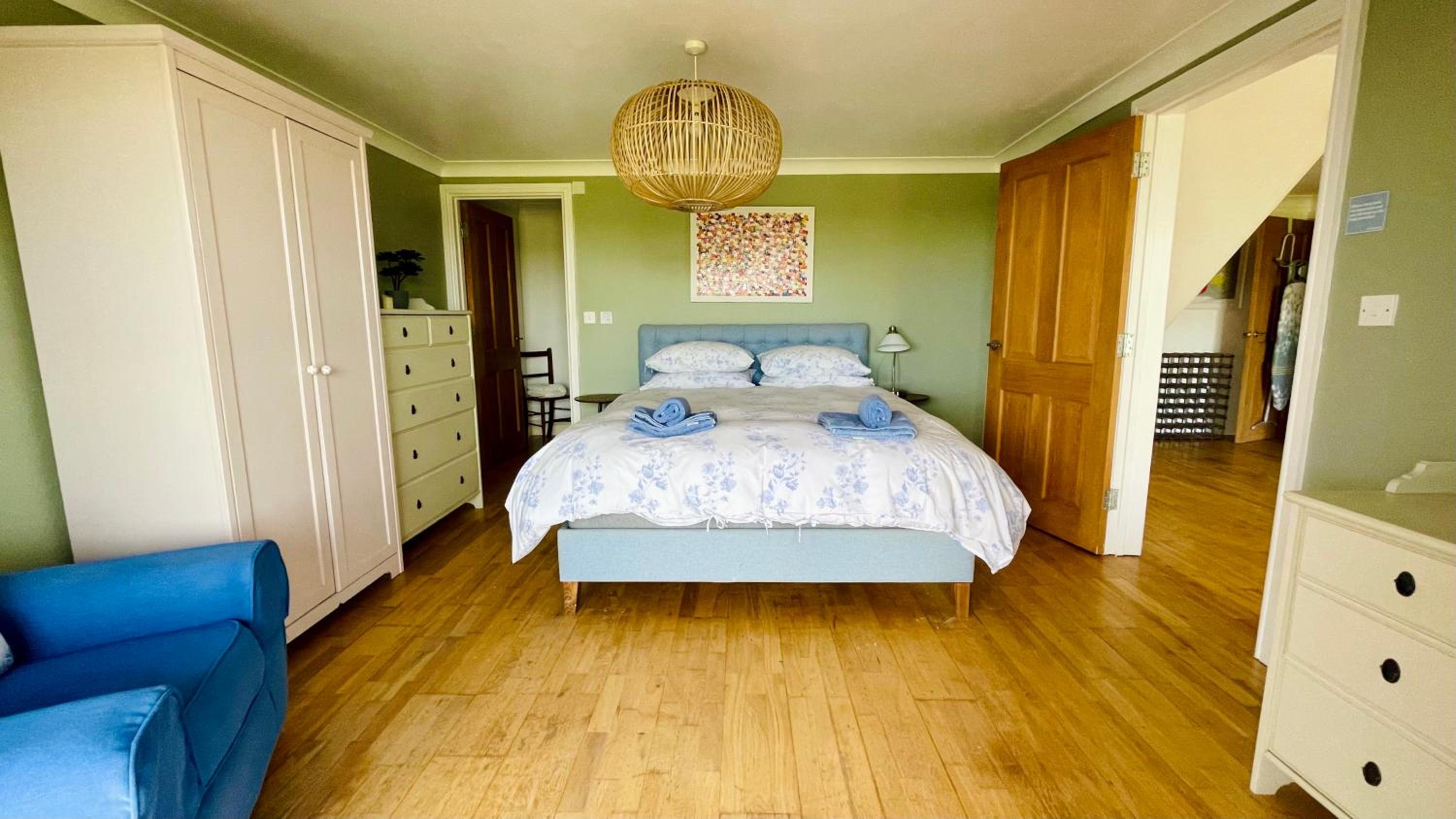Five-Bedroom House photo 1