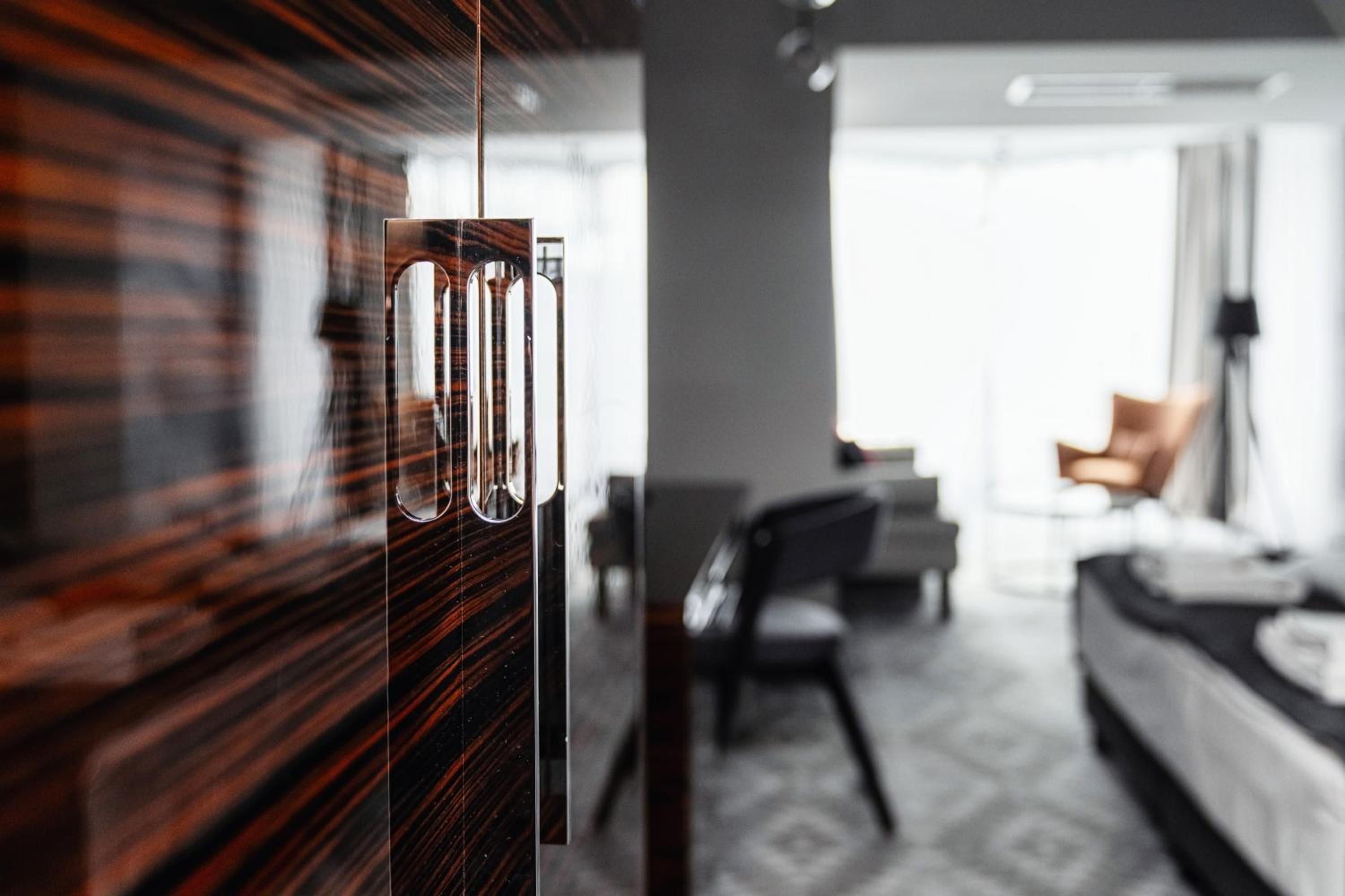Superior Family Room - Photo 4