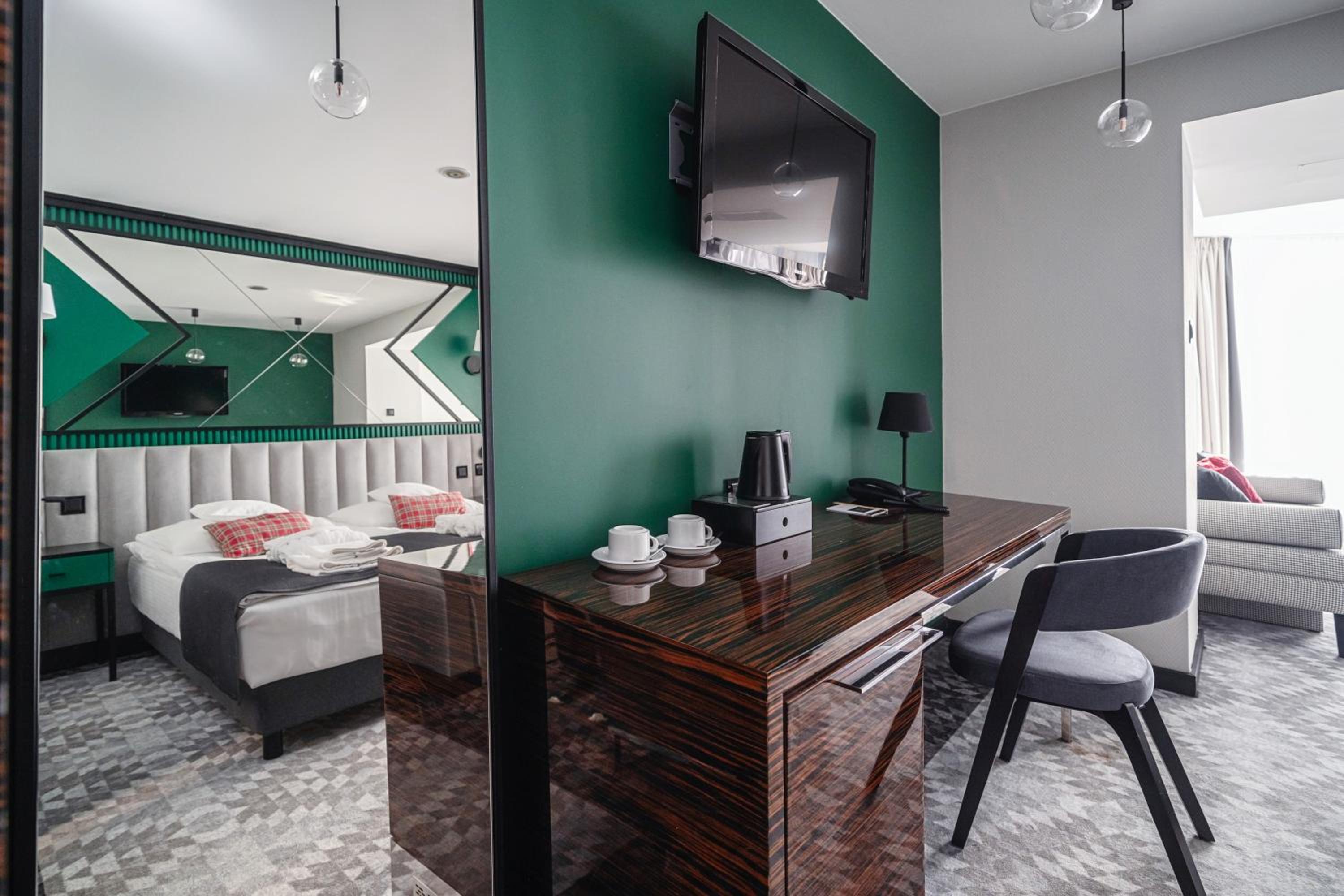 Superior Family Room - Photo 6