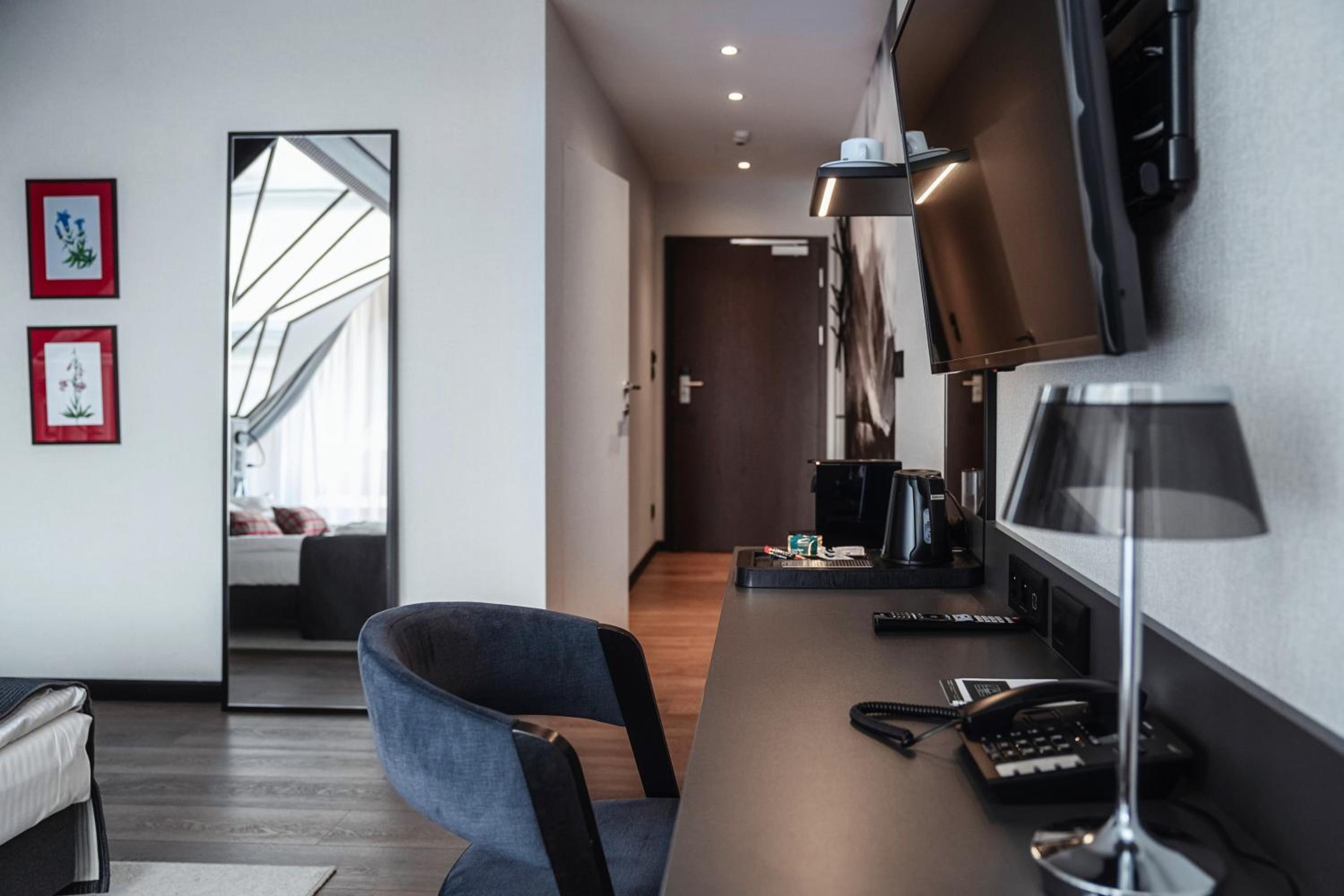 Premium Double Room with Kind size bed and Balcony - Photo 12
