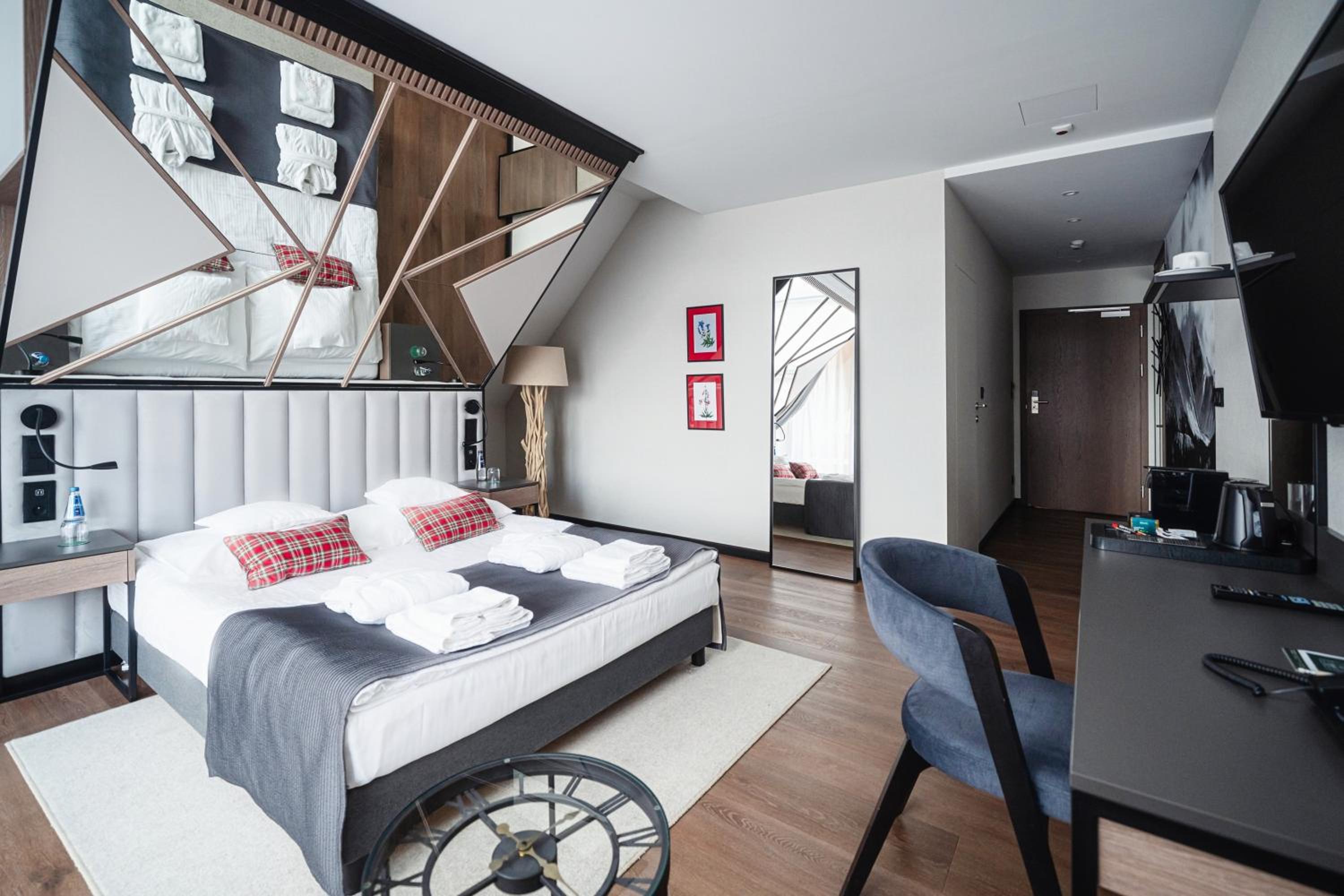 Premium Double Room with Kind size bed and Balcony - Photo 6