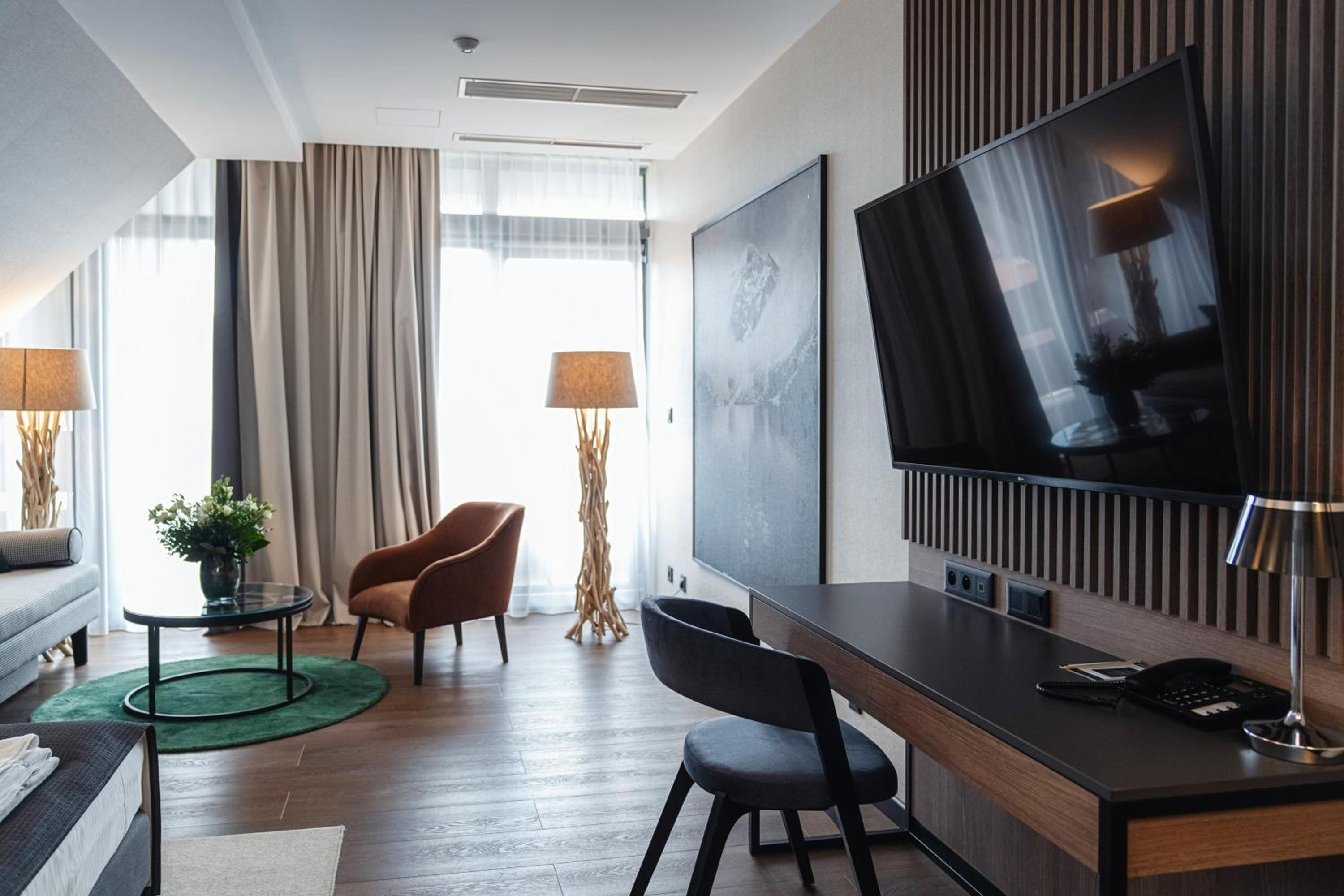 Premium Double Room with Kind size bed and Balcony - Photo 5