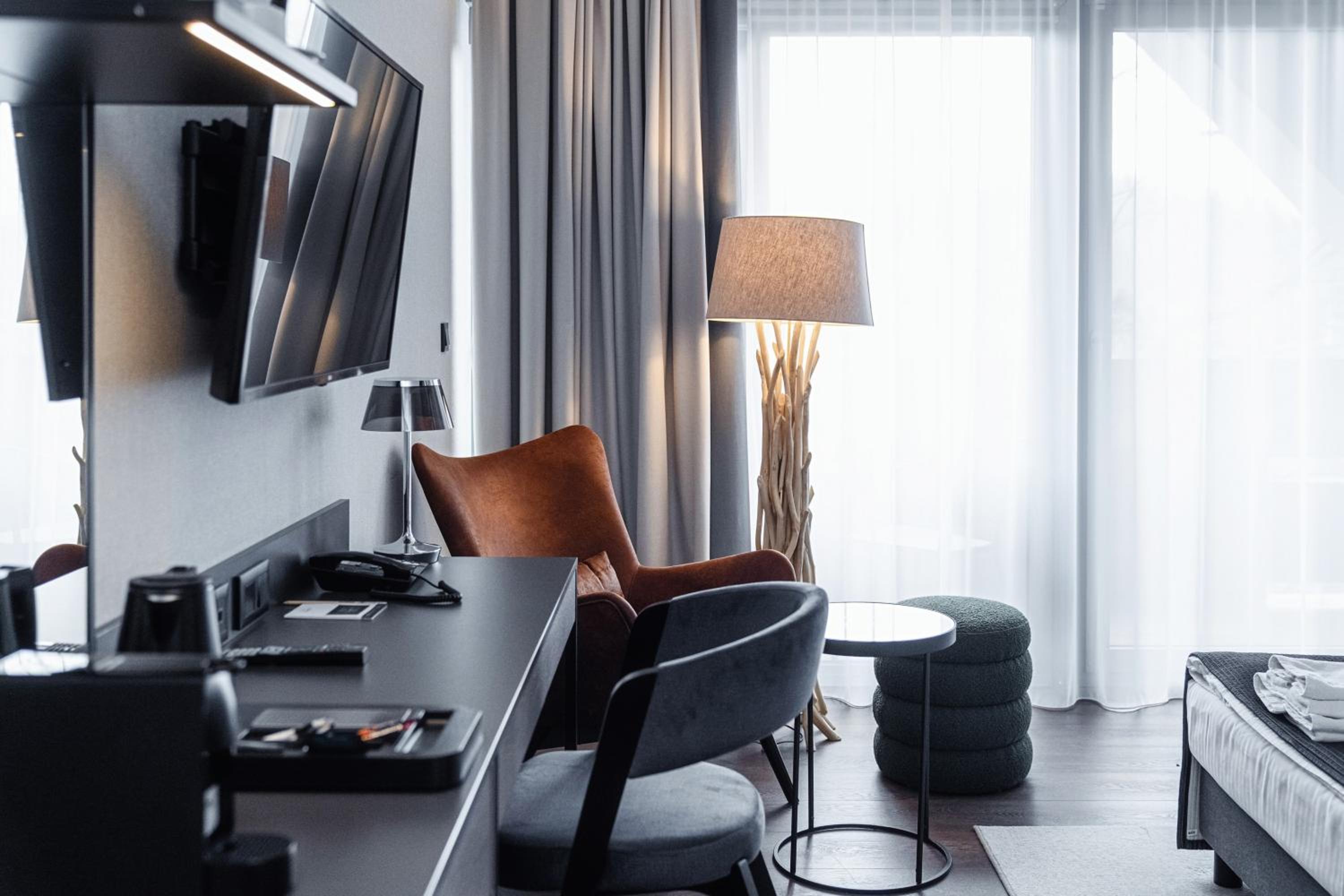 Premium Double Room with Kind size bed and Balcony - Photo 4