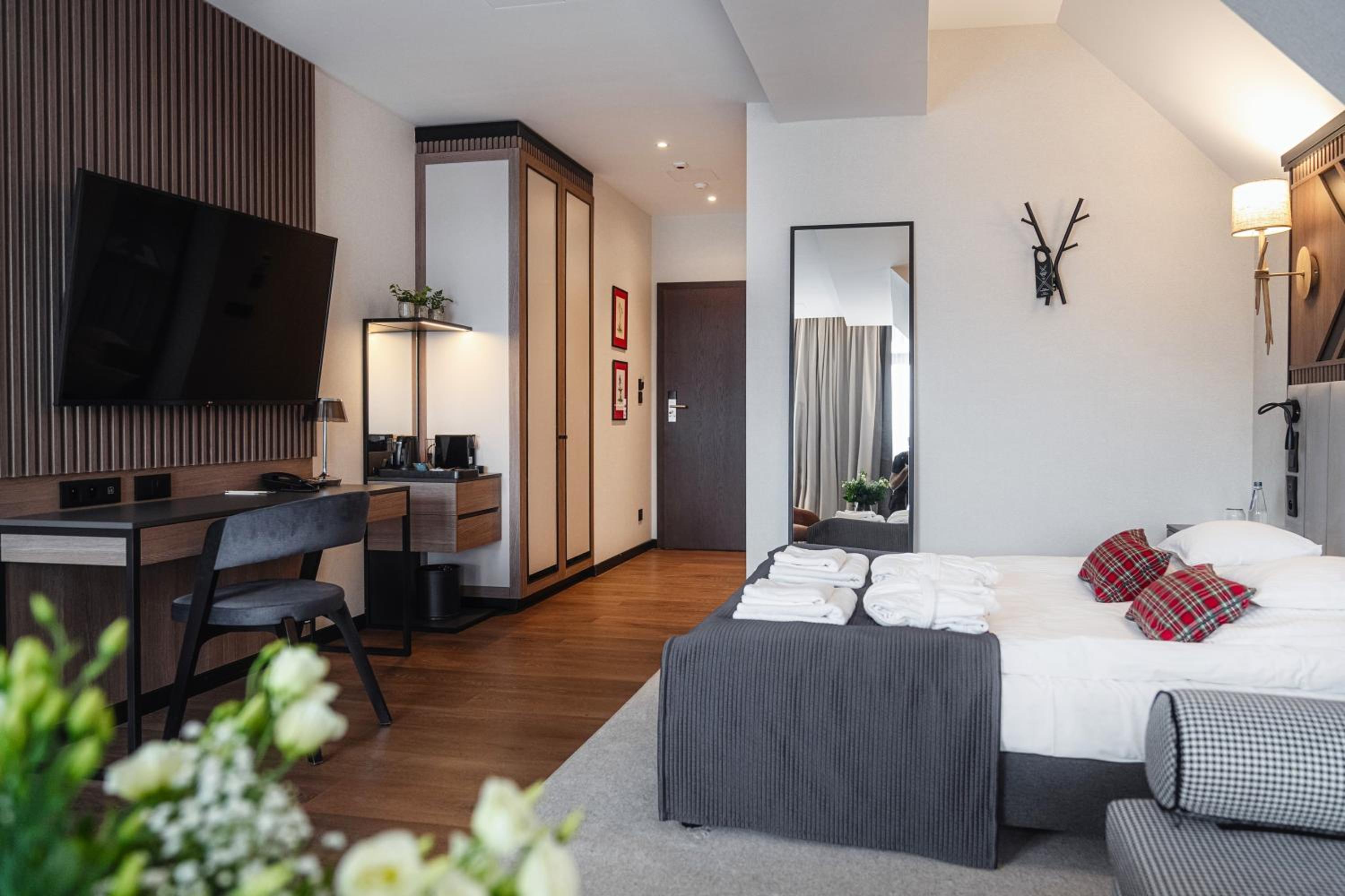 Premium Double Room with Kind size bed and Balcony - Photo 1