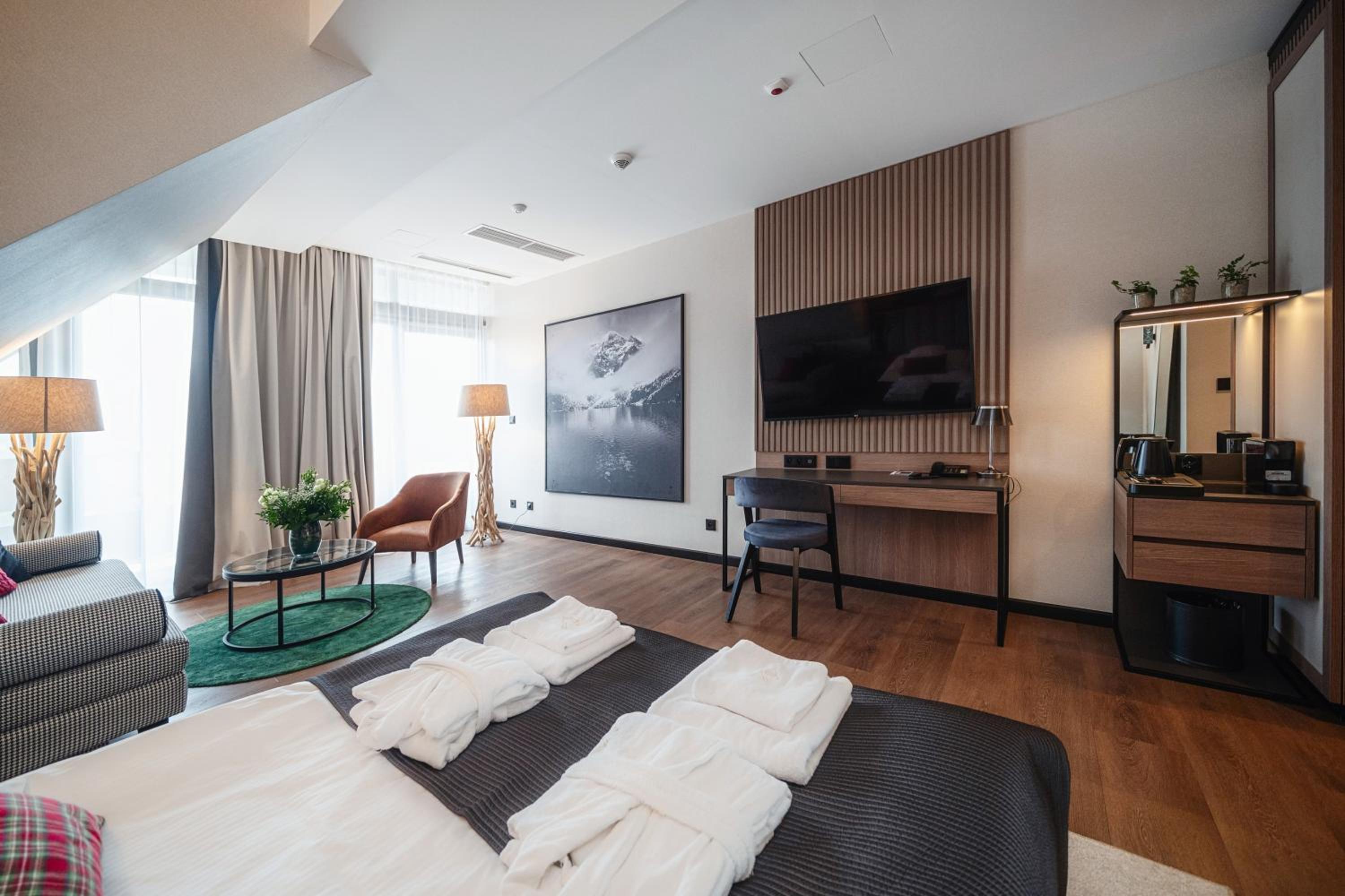 Premium Double Room with Kind size bed and Balcony - Photo 3