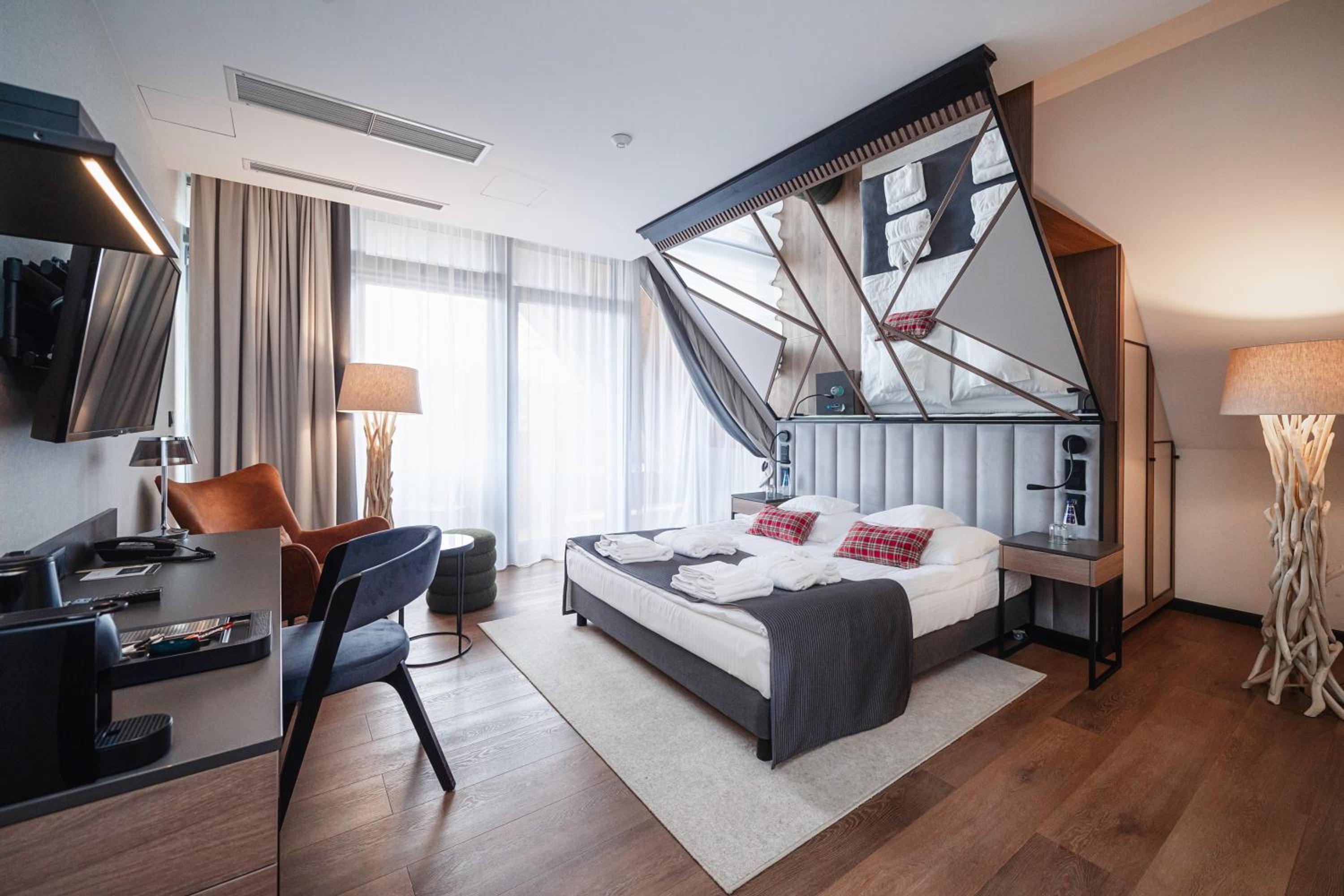 Premium Double Room with Kind size bed and Balcony - Photo 9