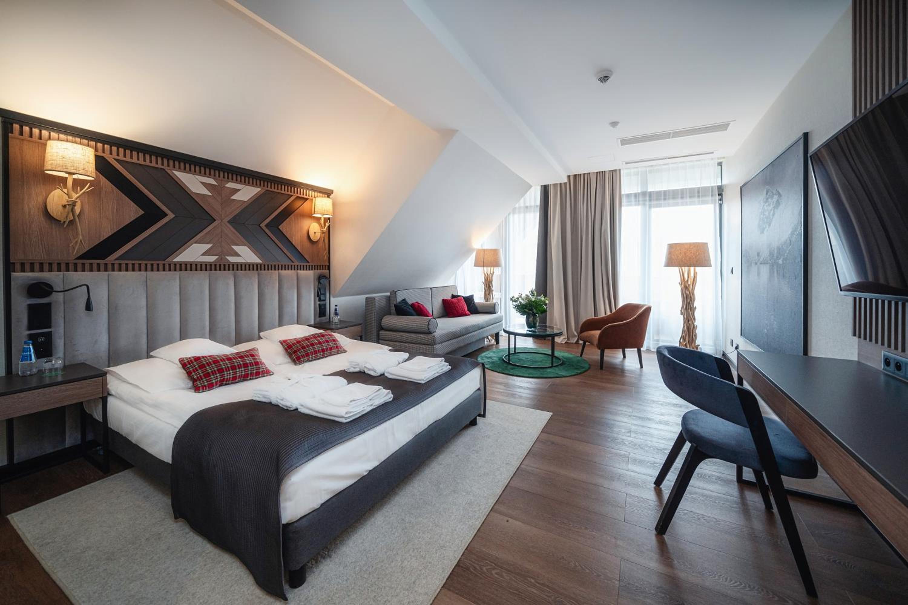Premium Double Room with Kind size bed and Balcony - Photo 11