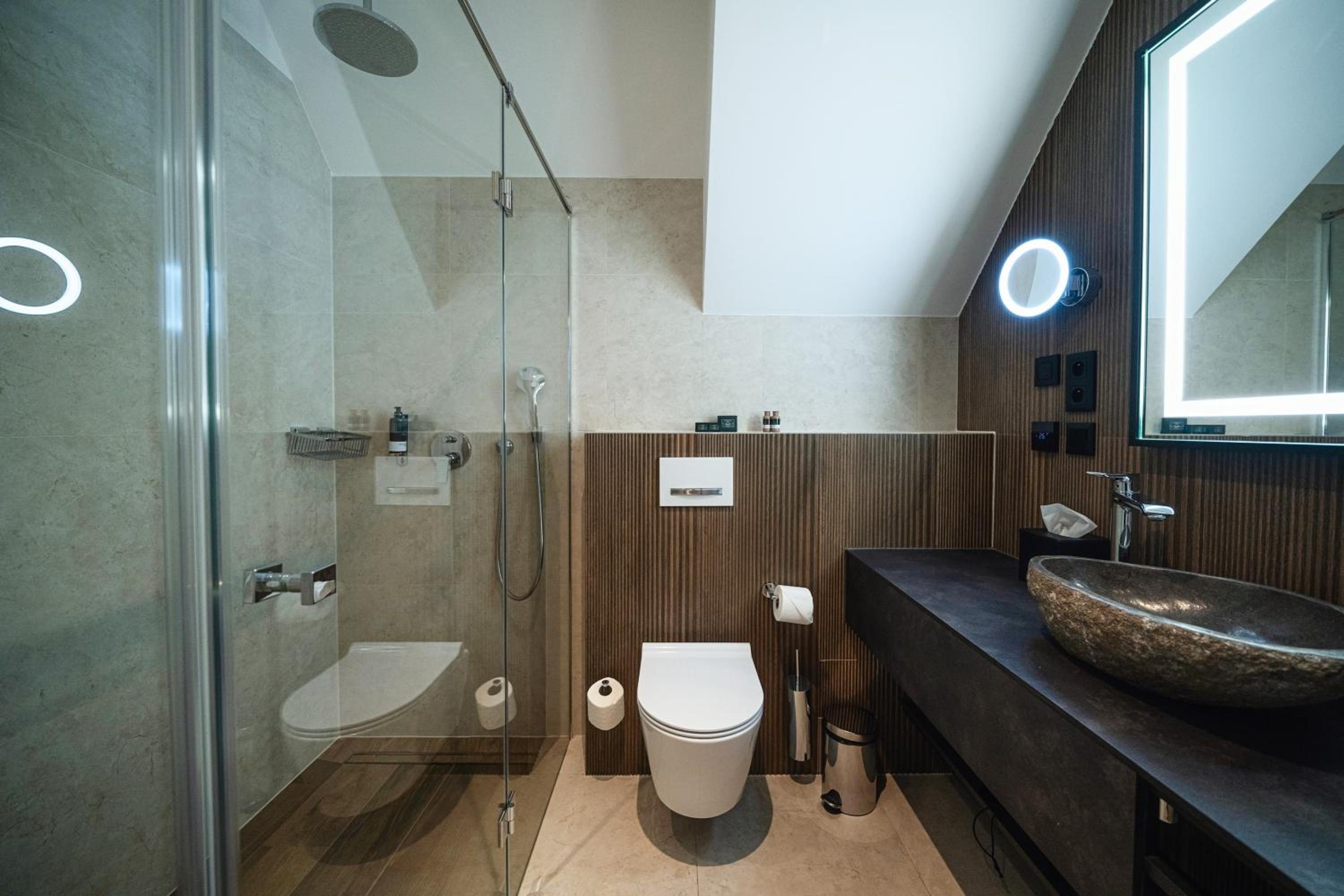 Premium Double Room with Kind size bed and Balcony - Photo 8