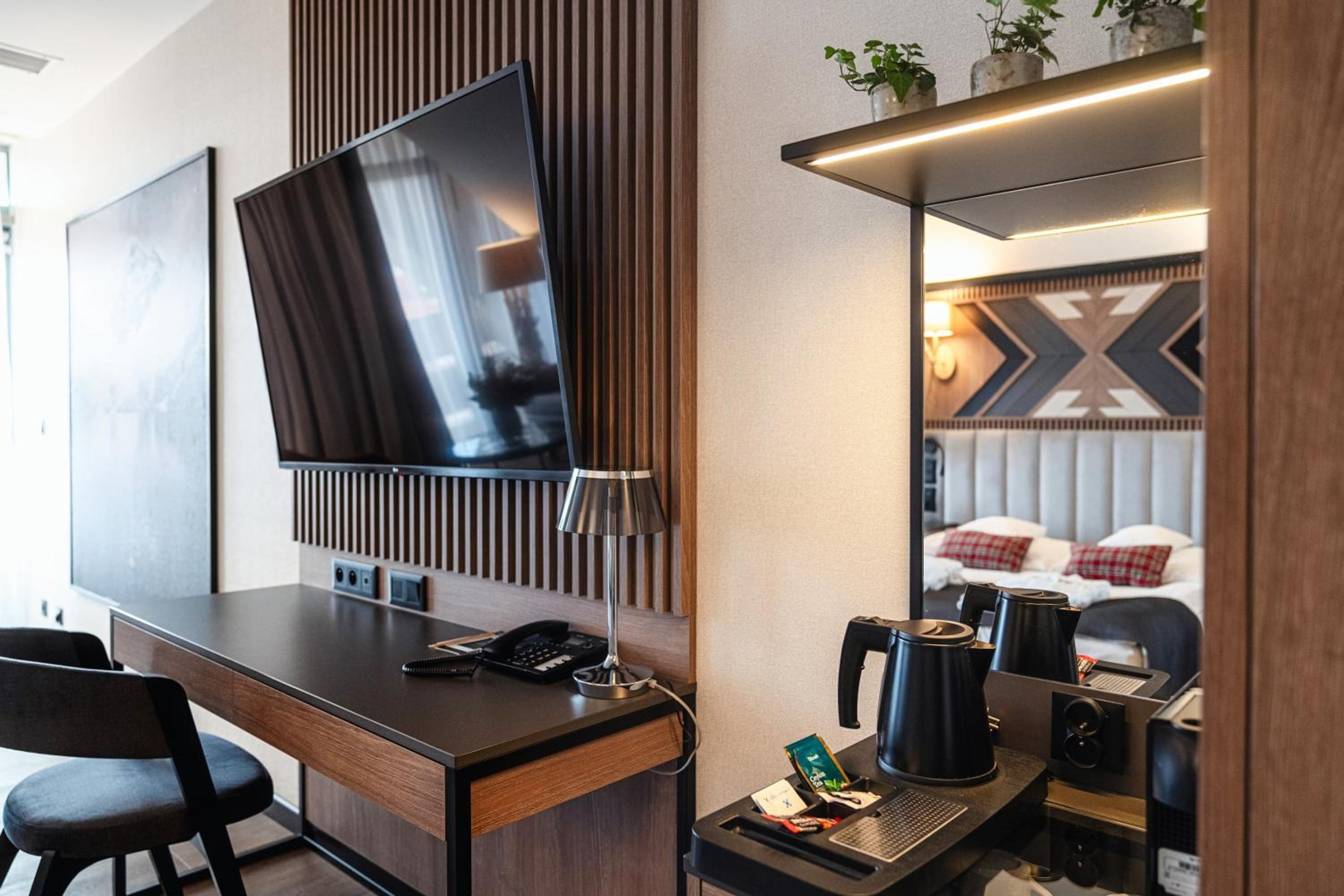 Premium Double Room with Kind size bed and Balcony - Photo 10
