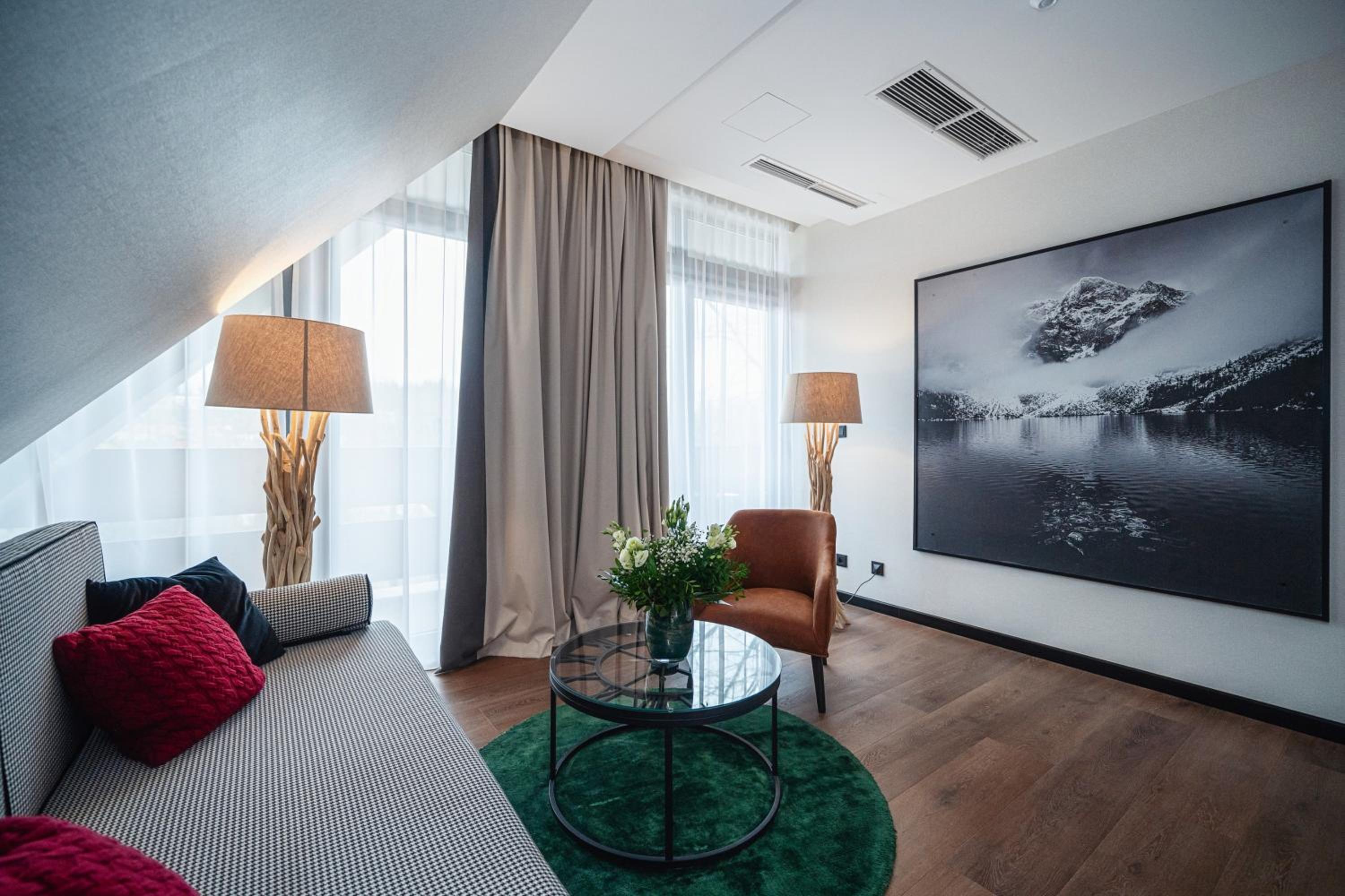 Premium Double Room with Kind size bed and Balcony - Photo 2