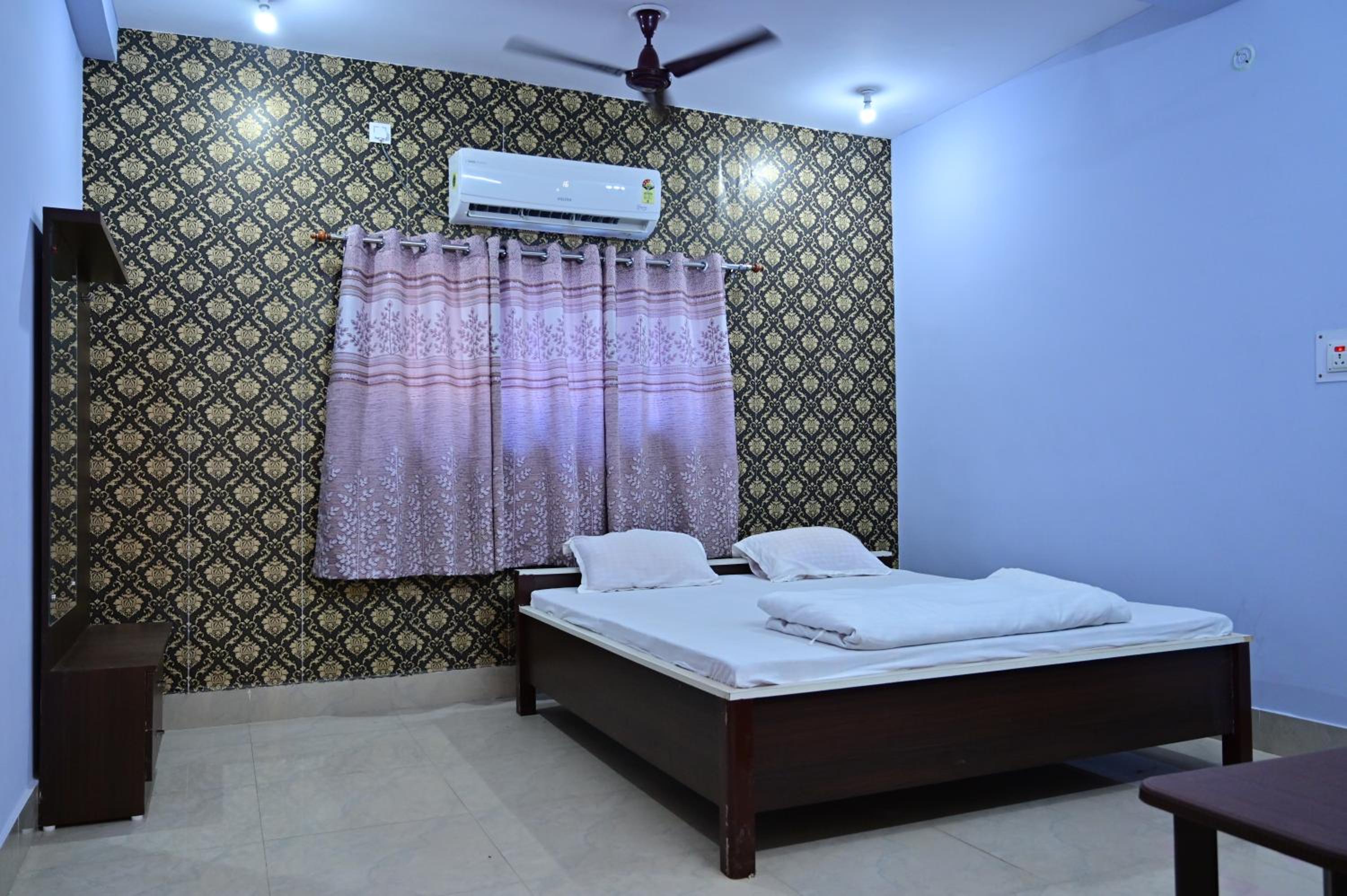 Deluxe Double Room (2 Adults + 1 Child) photo 3