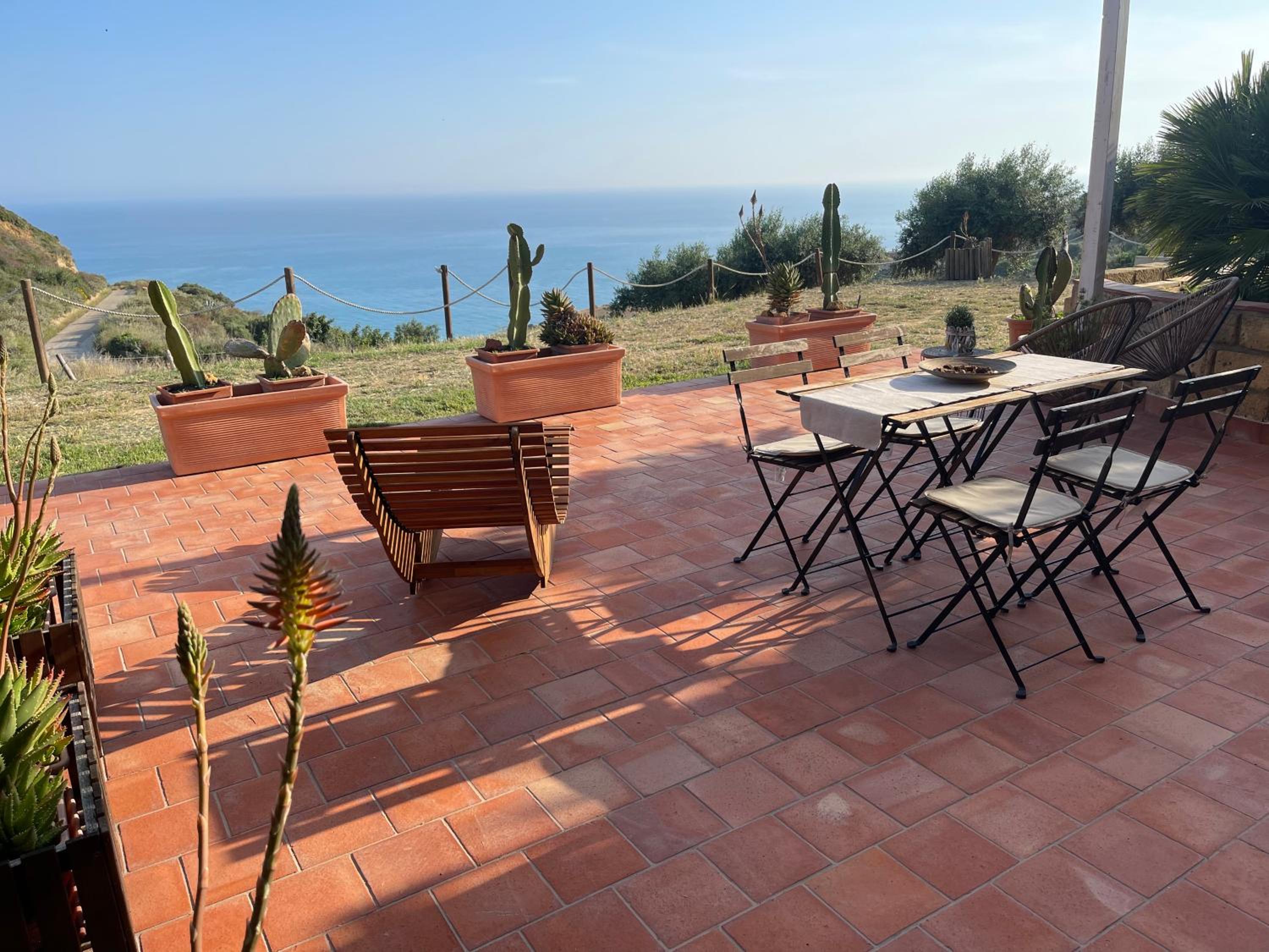 Deluxe Suite with Sea View - Photo 9