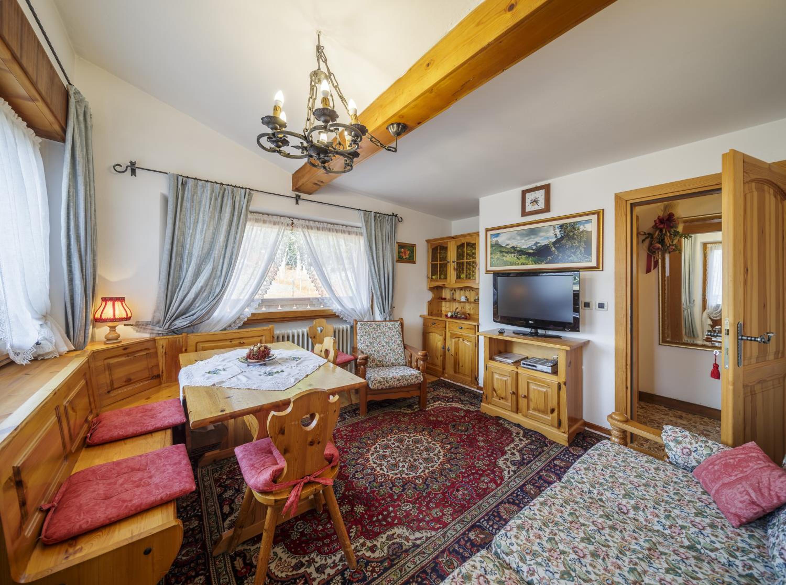 Three-Bedroom Apartment With Mountain View photo 3