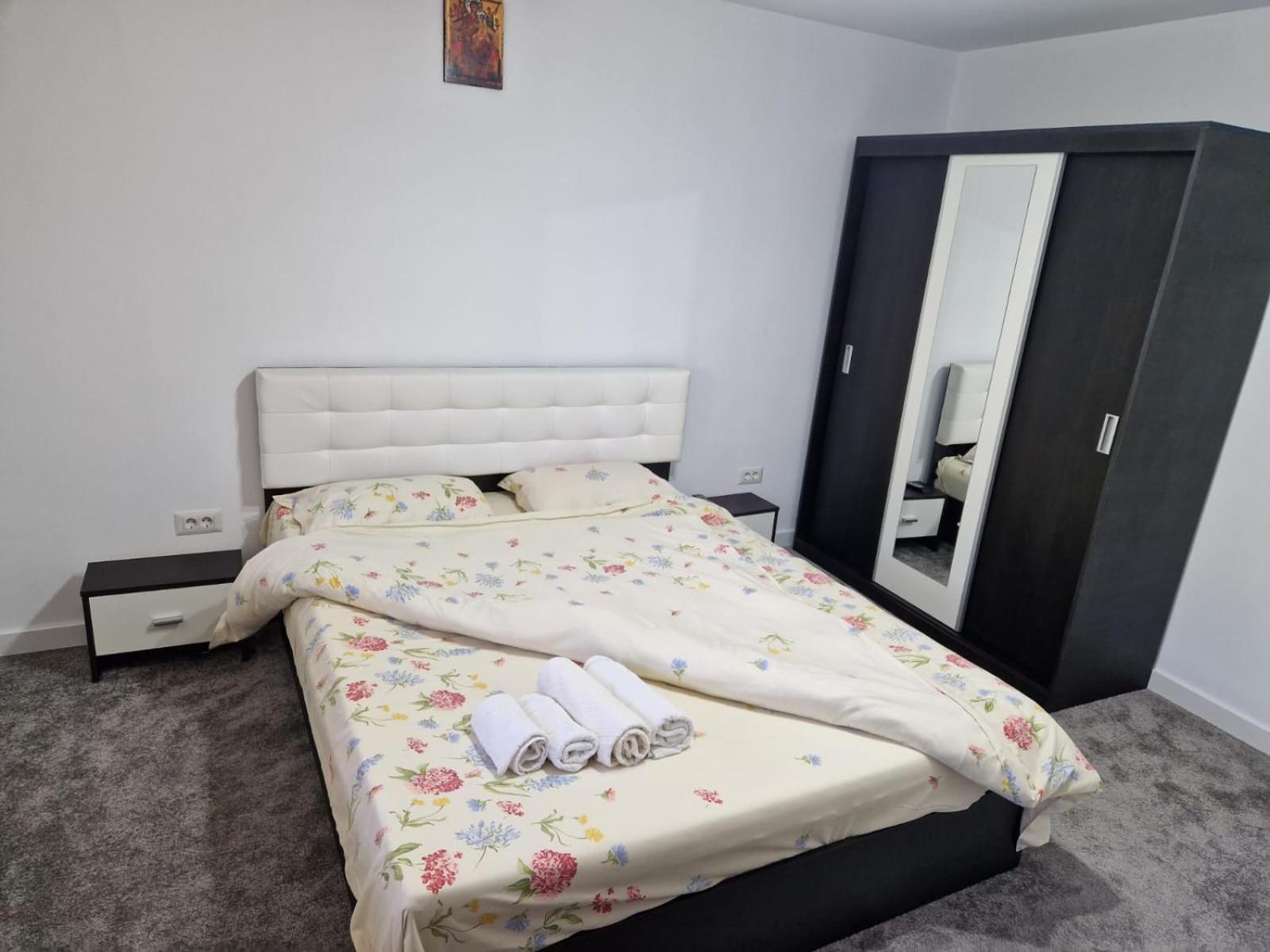 Six-Bedroom House photo 1