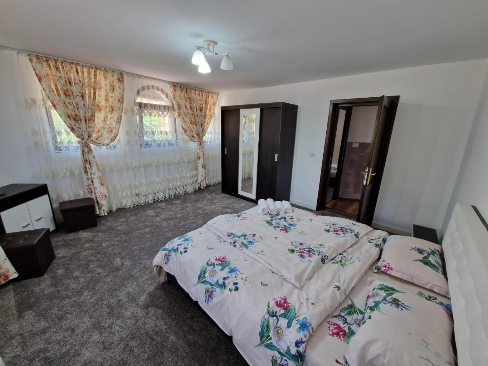 Six-Bedroom House photo 2
