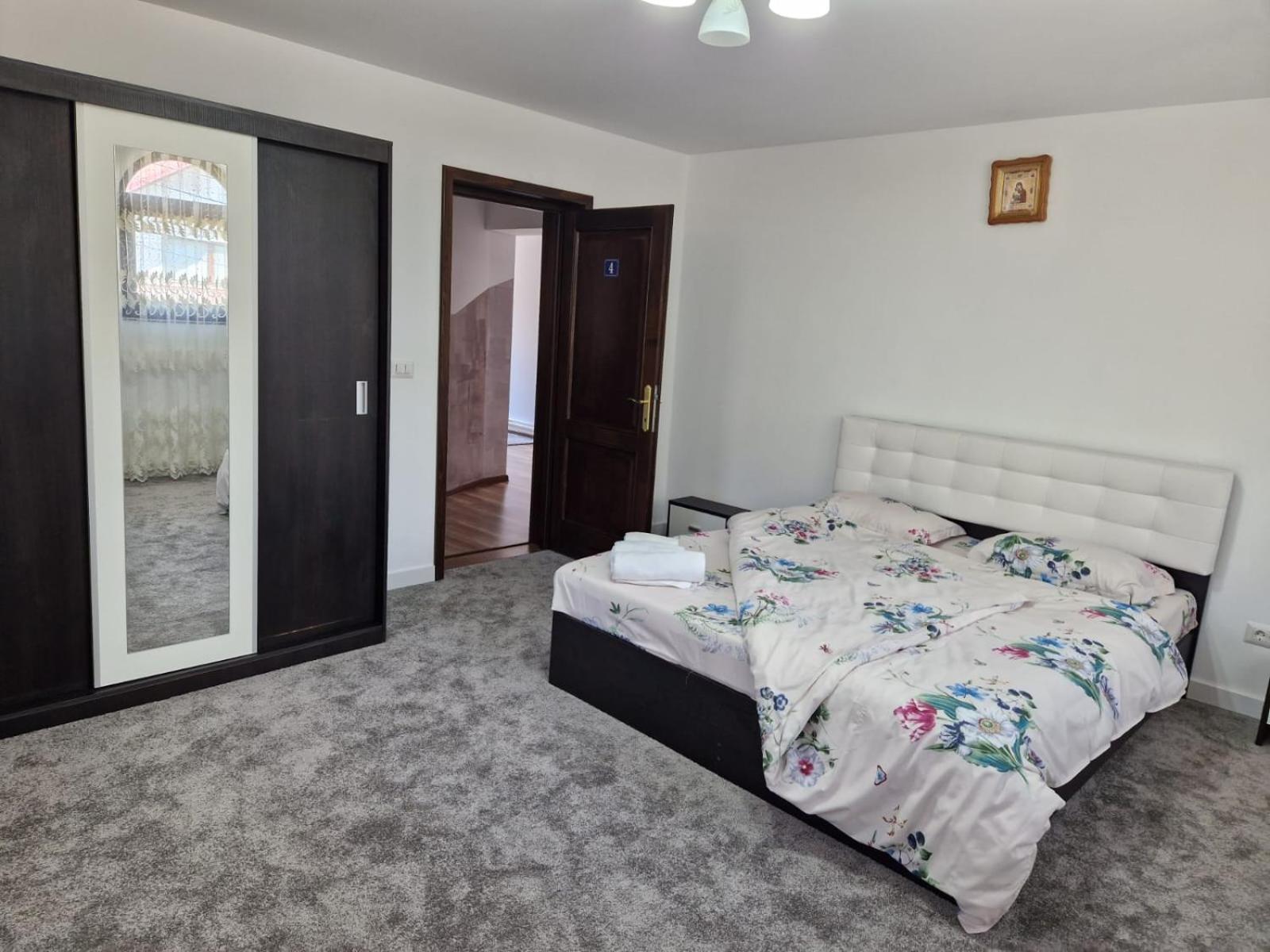 Six-Bedroom House photo 3