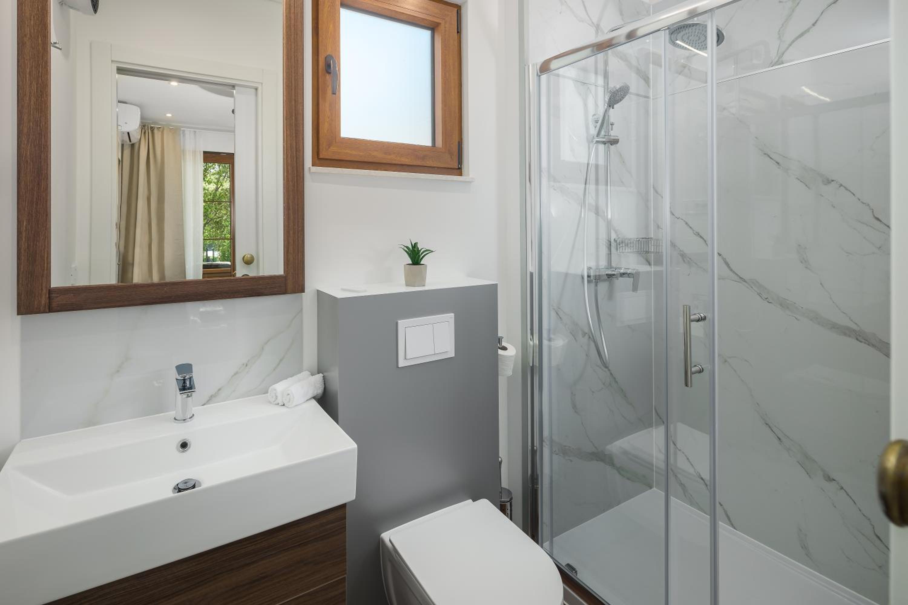 Luxury Bay ViIla with Hot Tub photo 2
