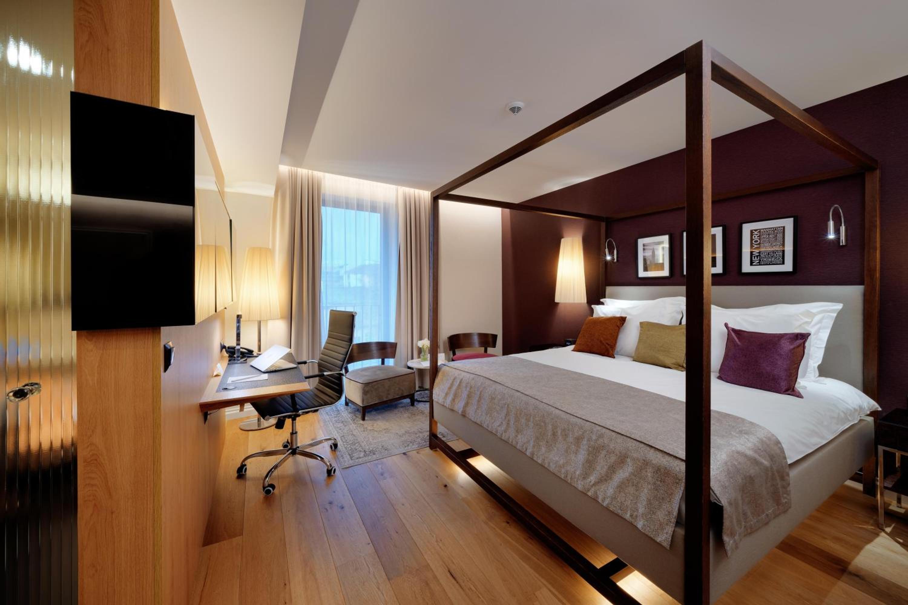 Deluxe King Room - Photo 2