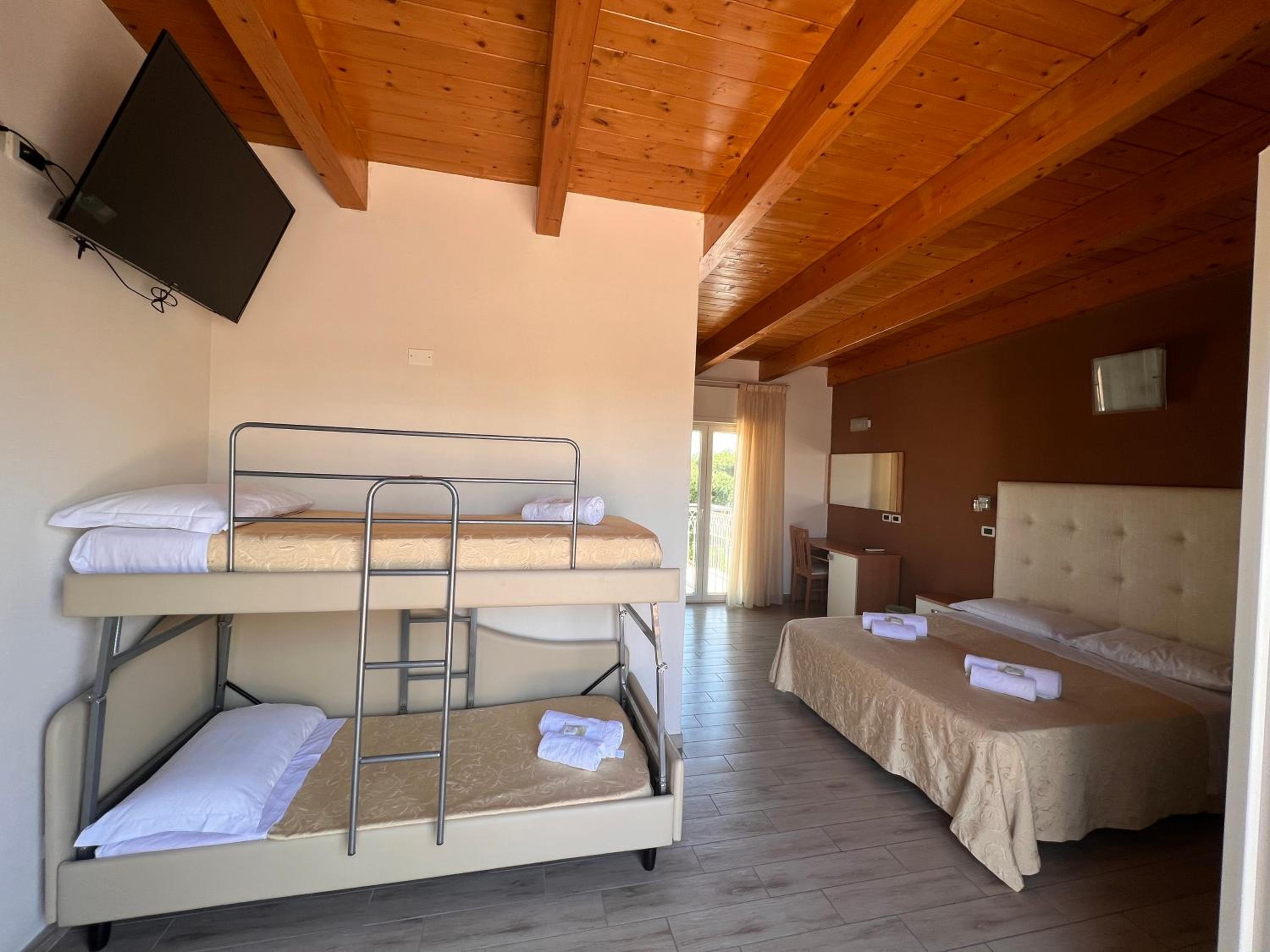 Deluxe Family Room - Photo 2