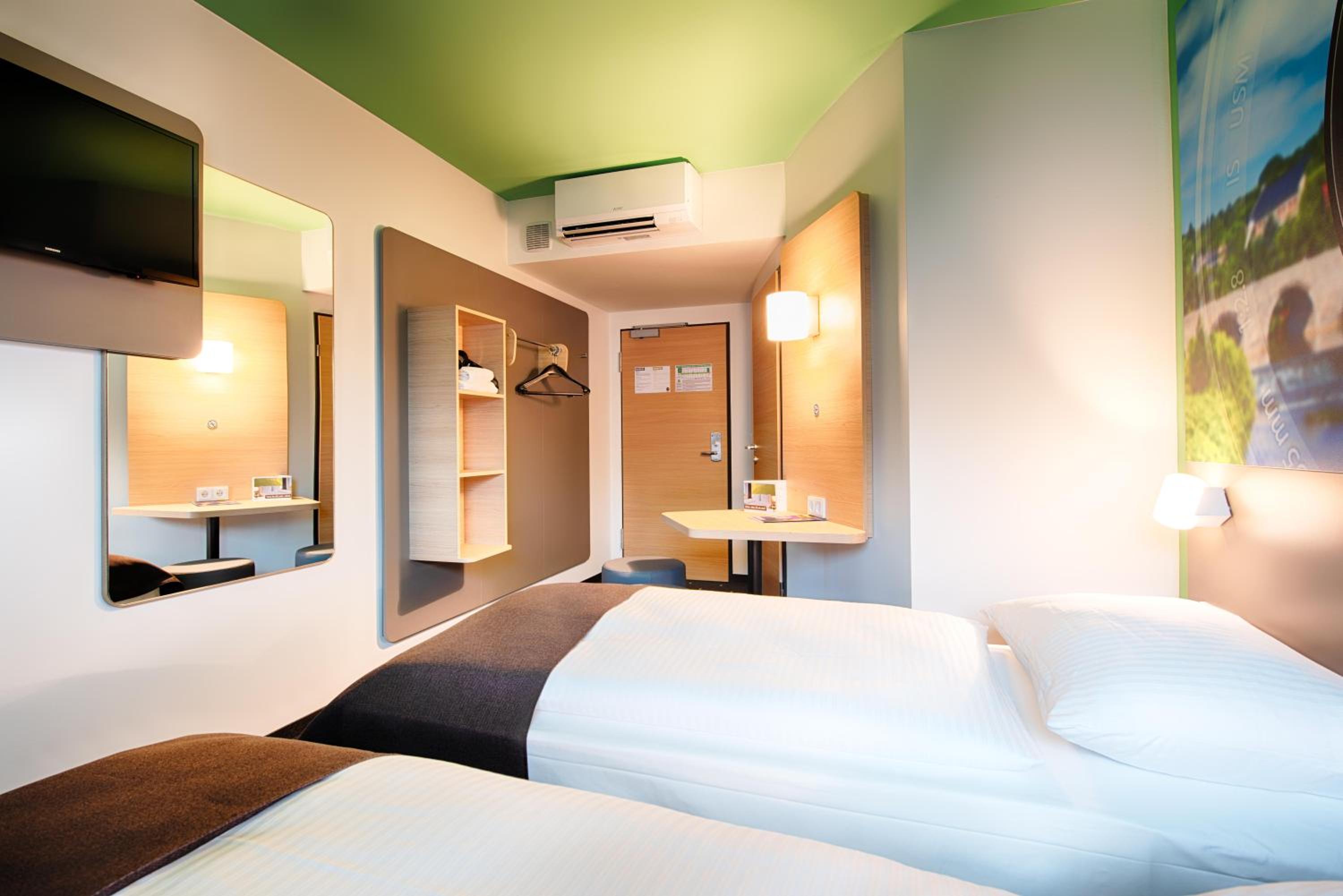 Twin Room - Photo 2
