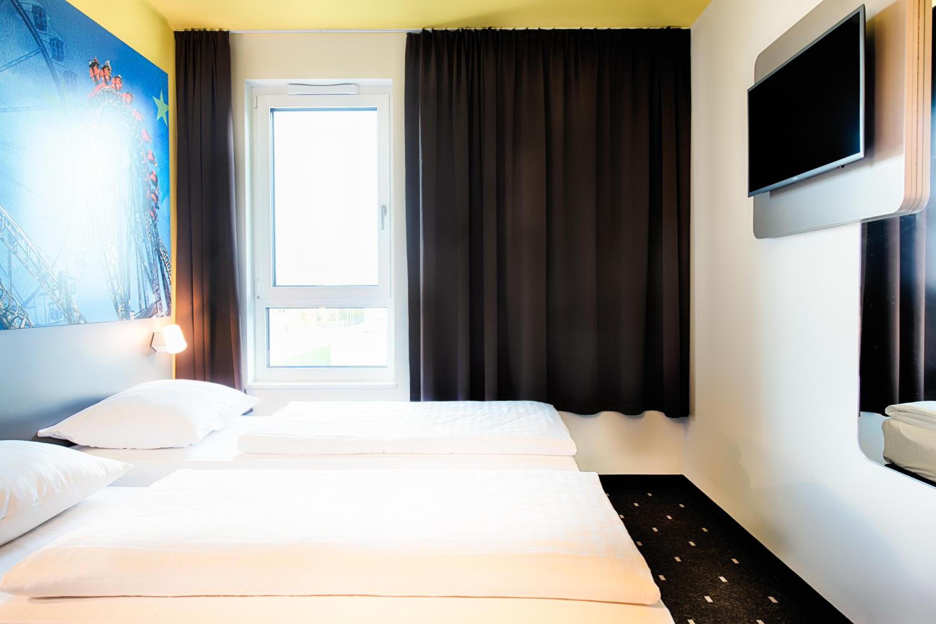 Twin Room thumbnail 5
