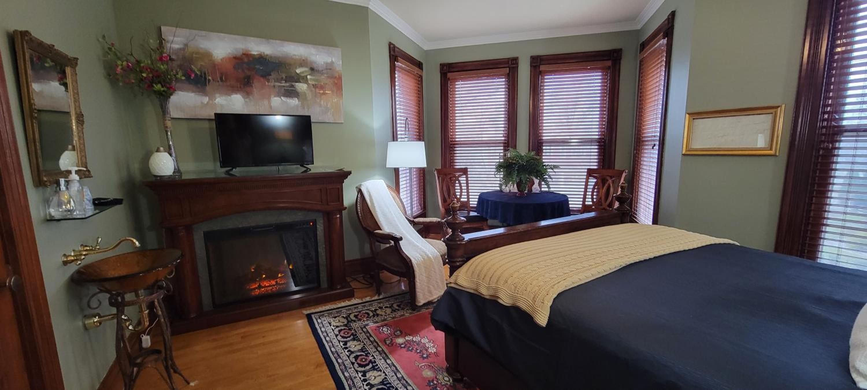 Queen Suite with Spa Bath photo 1
