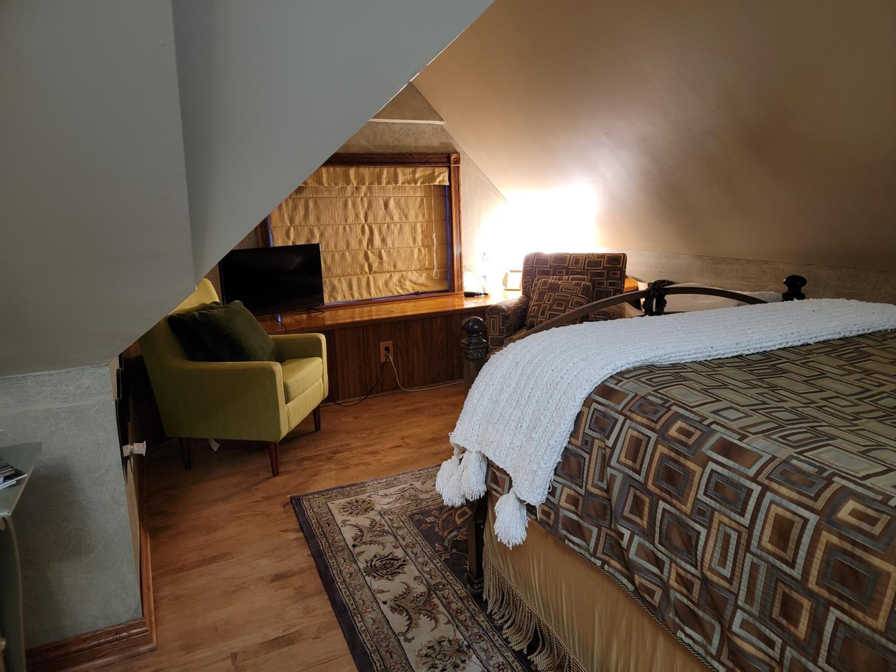 Queen Suite with Spa Bath photo 3