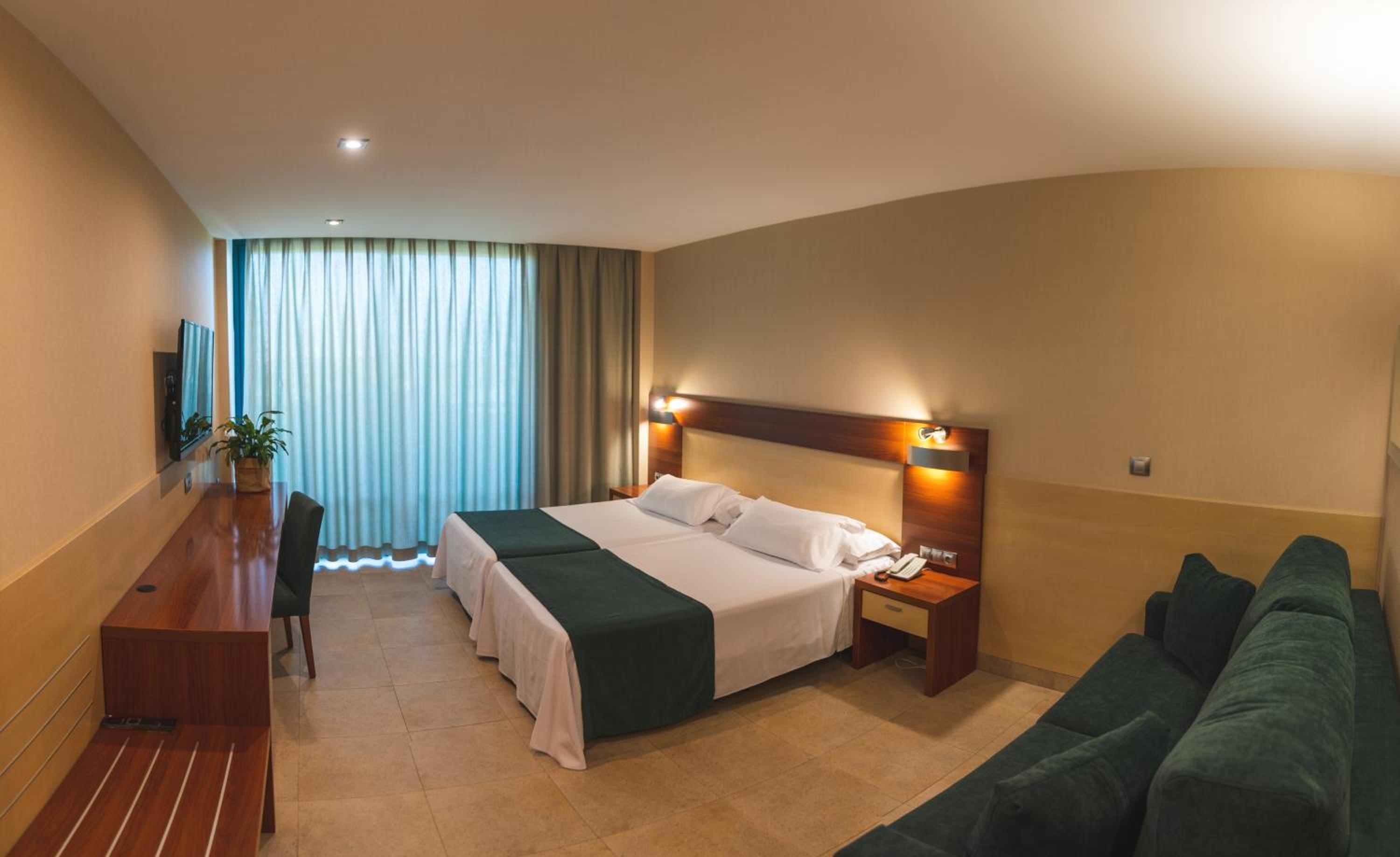 Habitación Cuádruple (2 Adultos + 2 Niños)