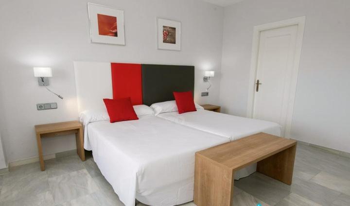 Three-Bedroom Apartment with Sea View - Photo 7