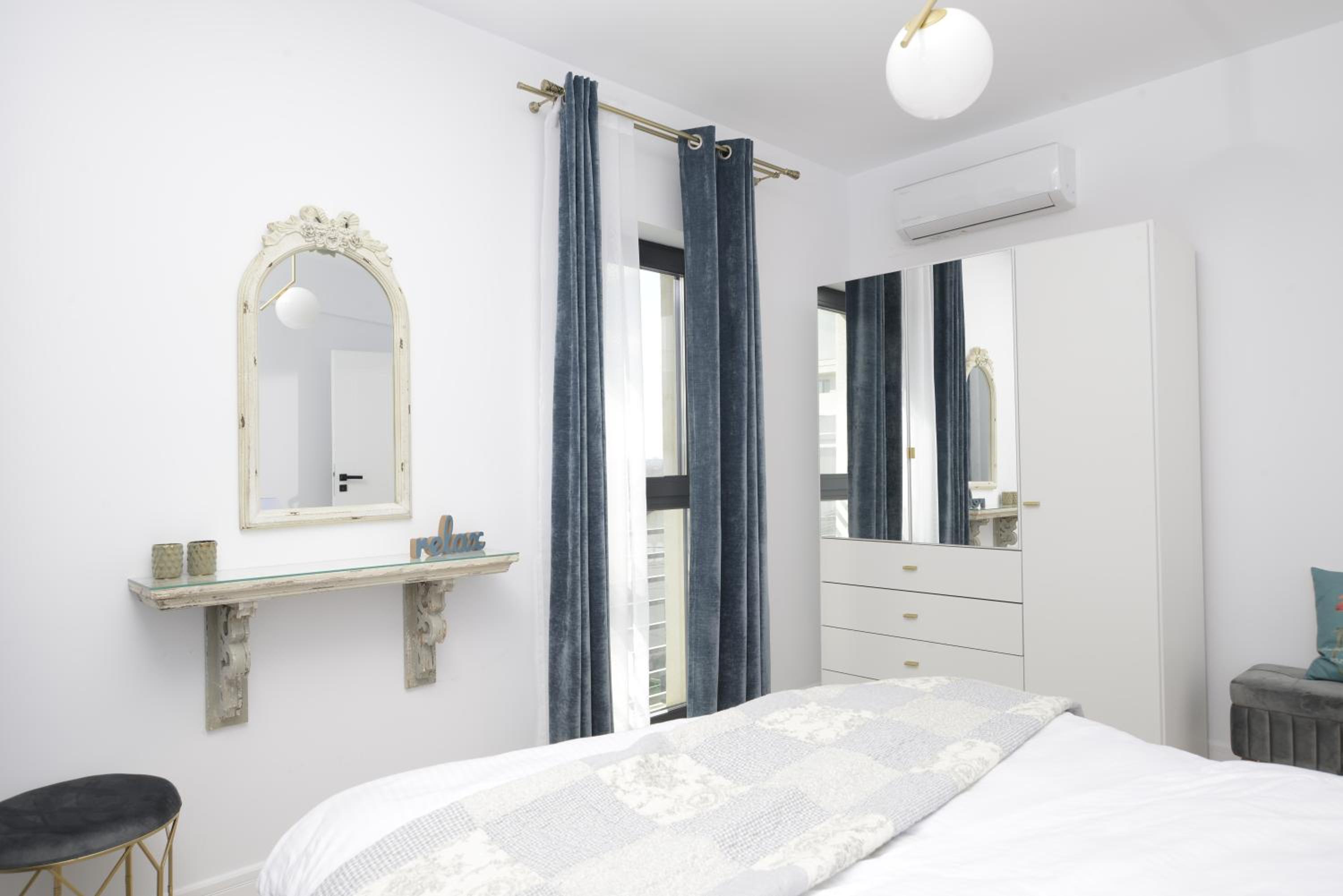 Deluxe One-Bedroom Apartment with City View photo 2