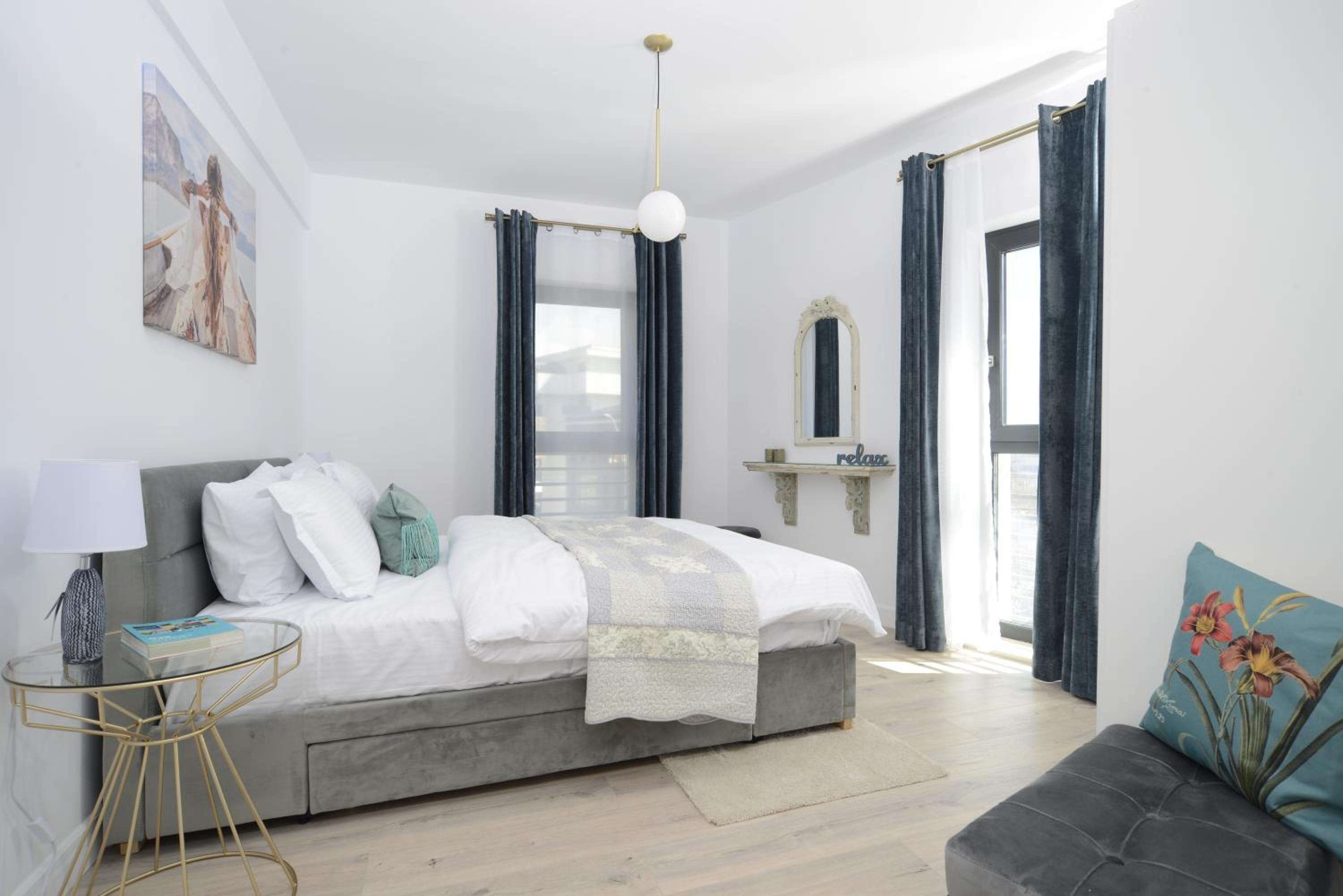Deluxe One-Bedroom Apartment with City View photo 3