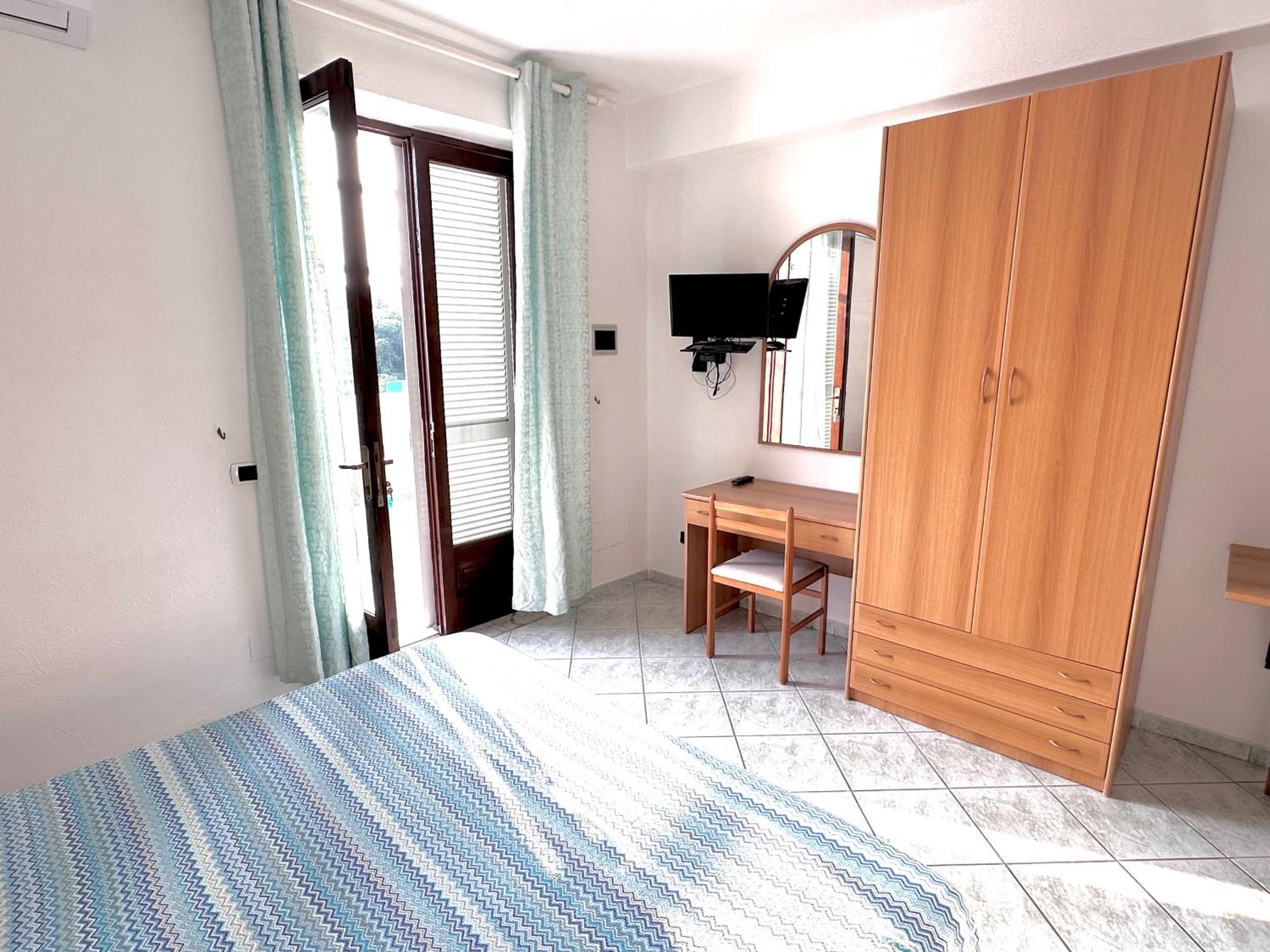 Apartment with Terrace - Photo 8