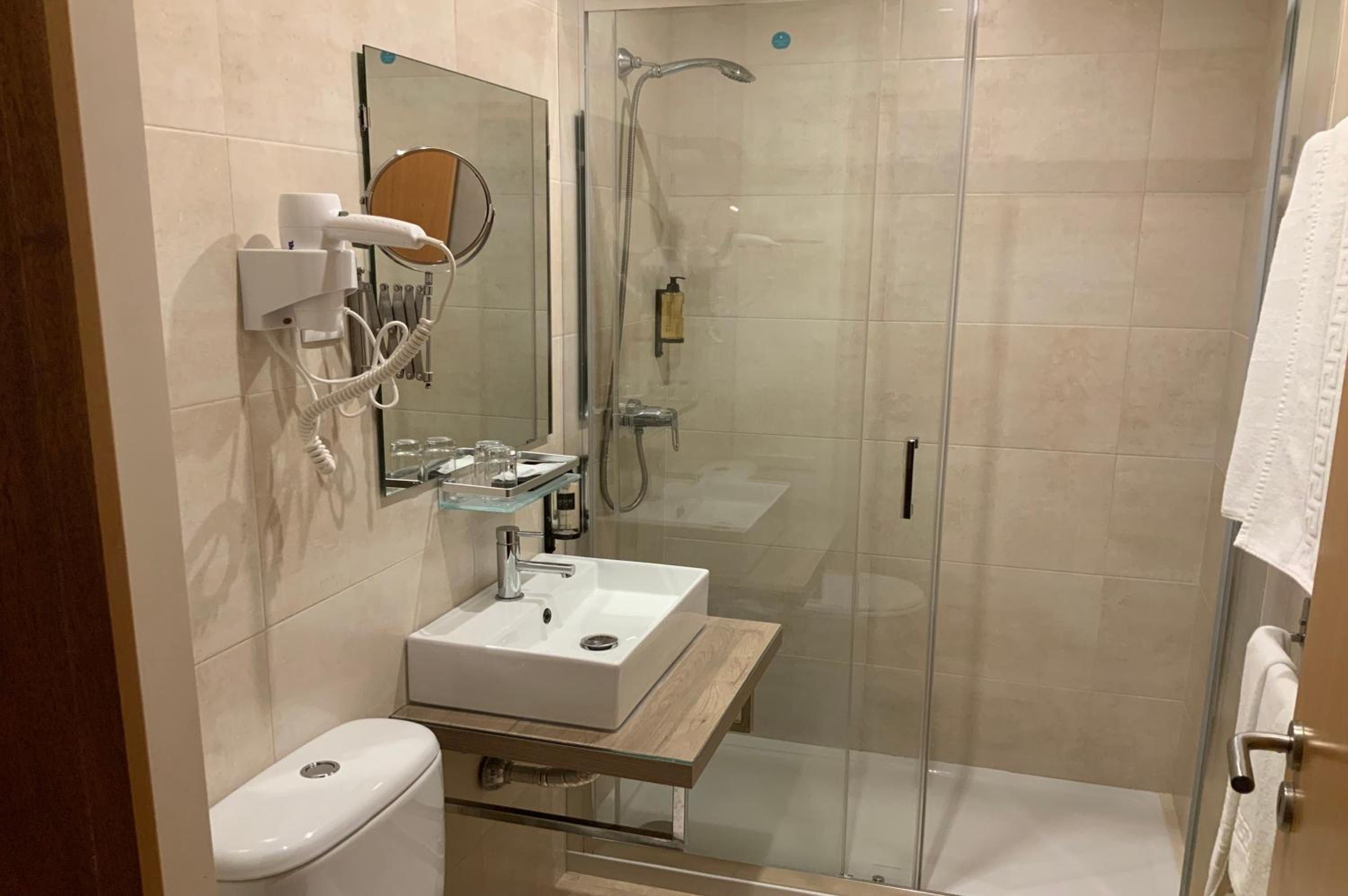 Double Room with Two Extra Bed - Photo 8