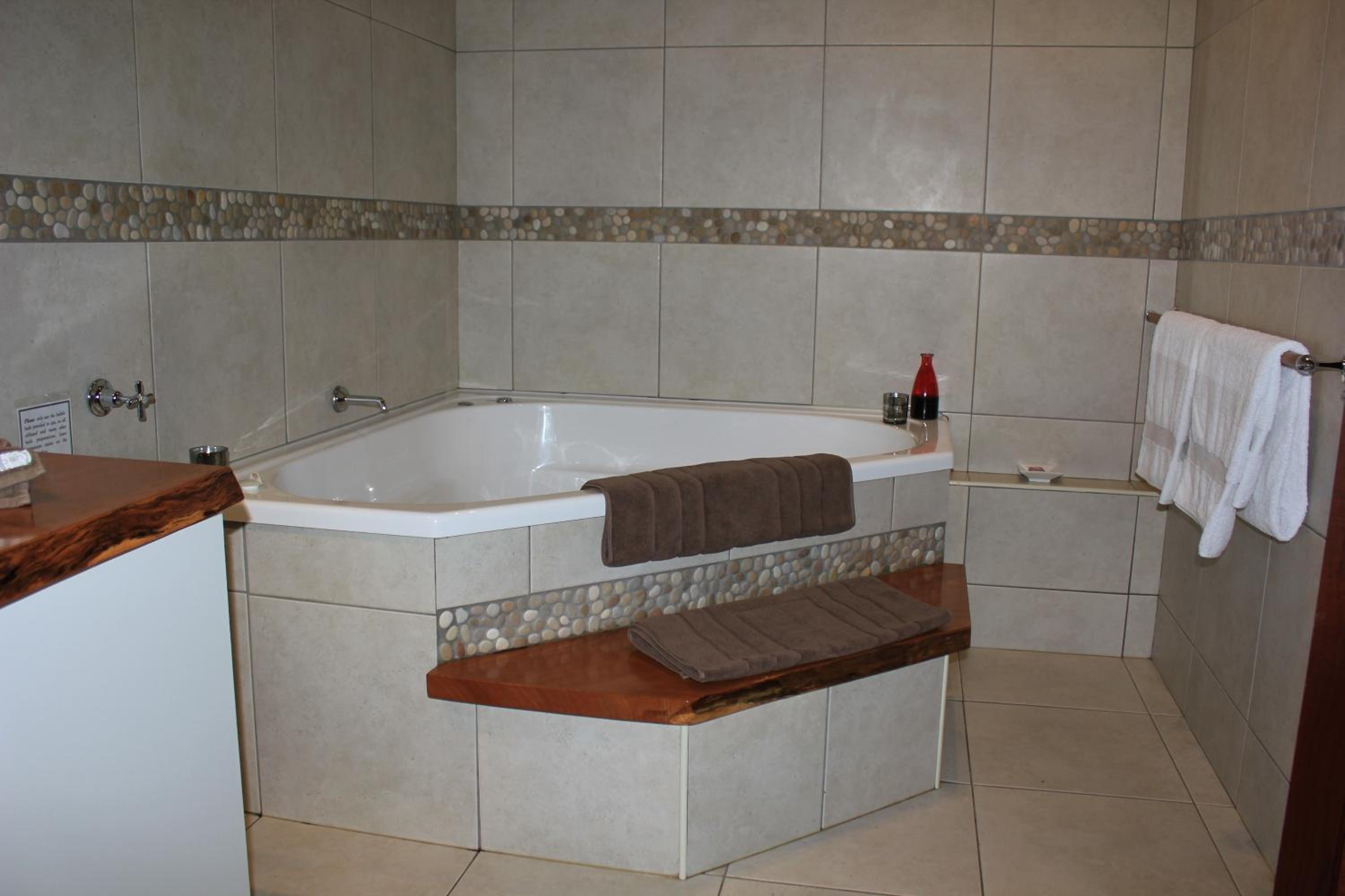 Queen Suite with Mountain View photo 3