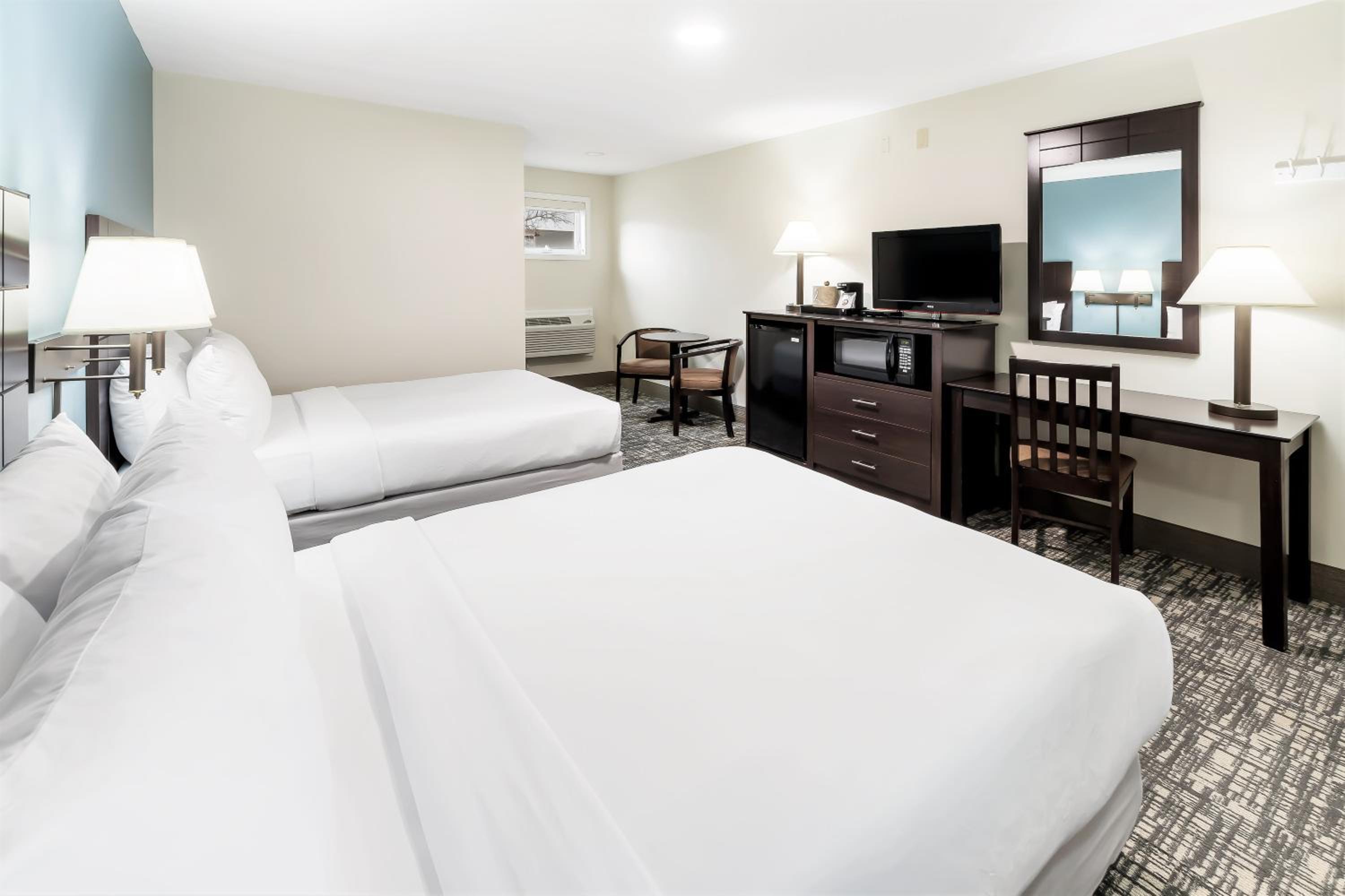 Deluxe Queen Room with Two Queen Beds - Photo 11