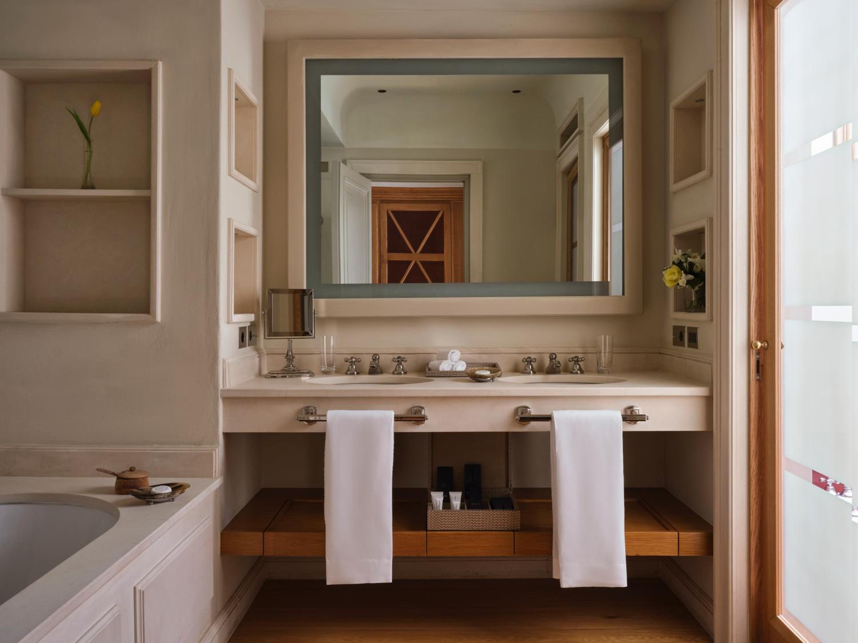 Suite - Photo 2