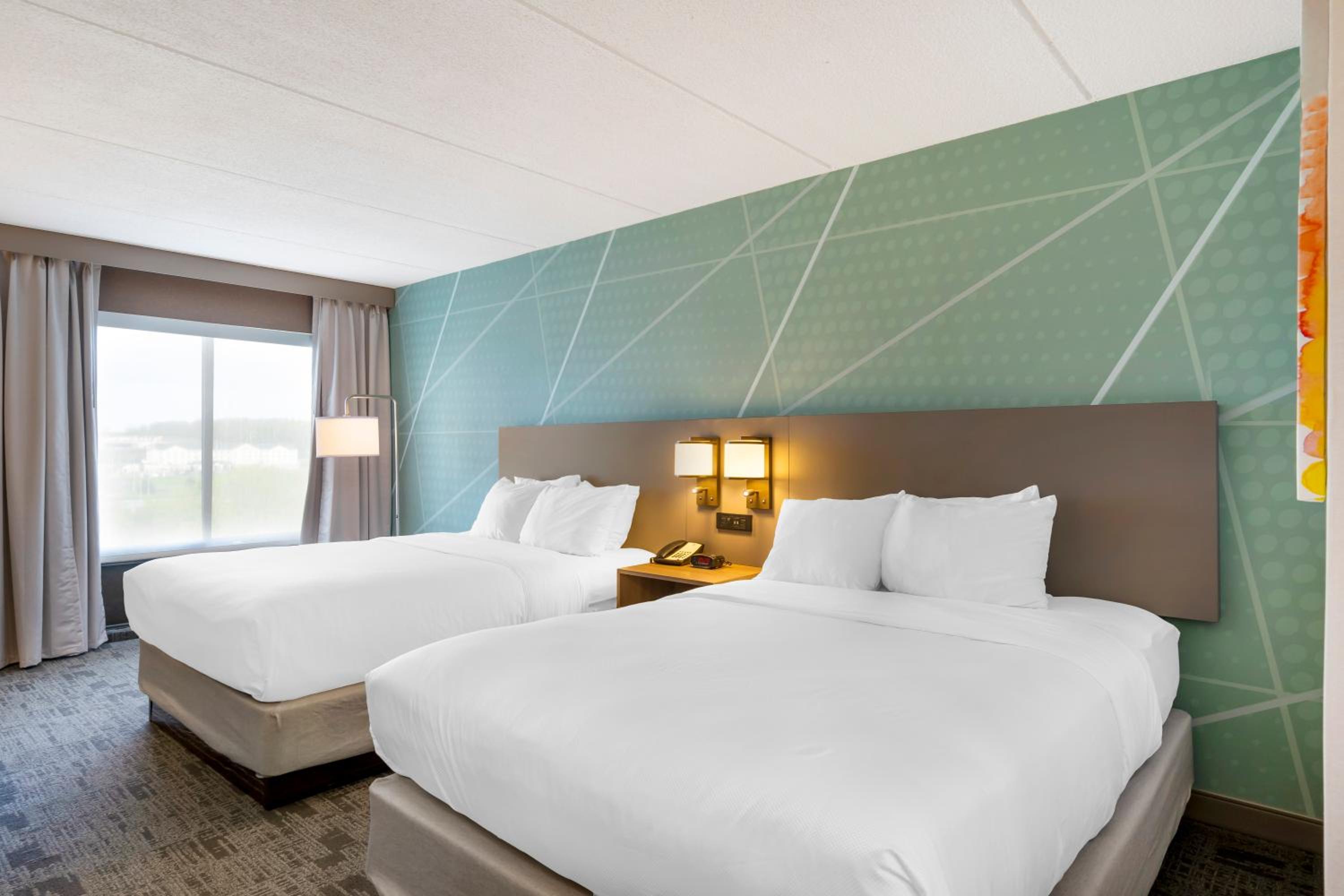 Queen Room with Two Queen Beds - Non-Smoking - Photo 5