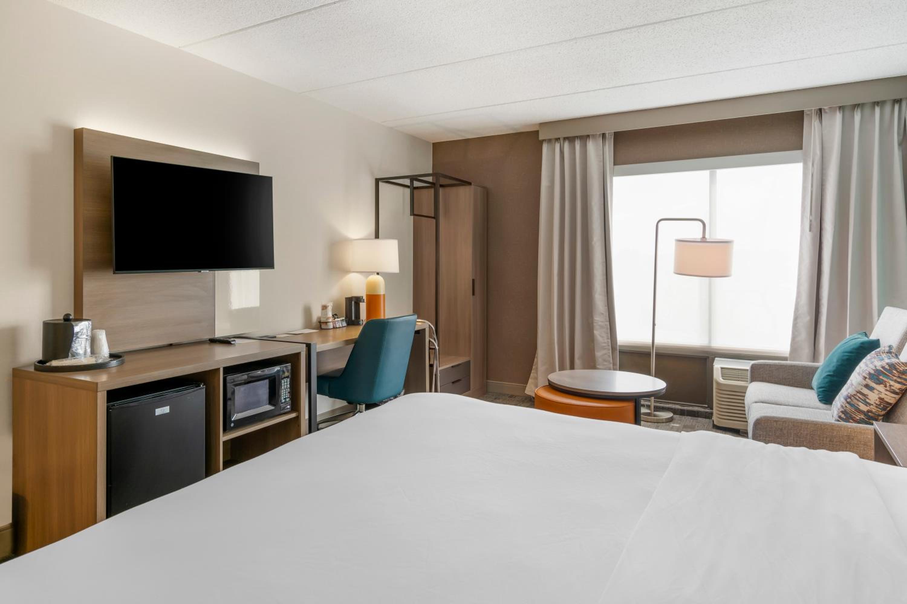 Standard King Room with Sofa Bed - Non-Smoking - Photo 10