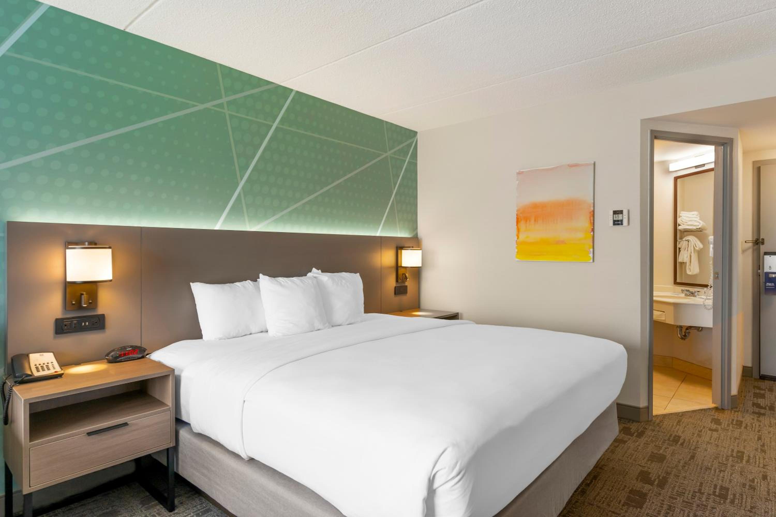 Standard King Room with Sofa Bed - Non-Smoking - Photo 7